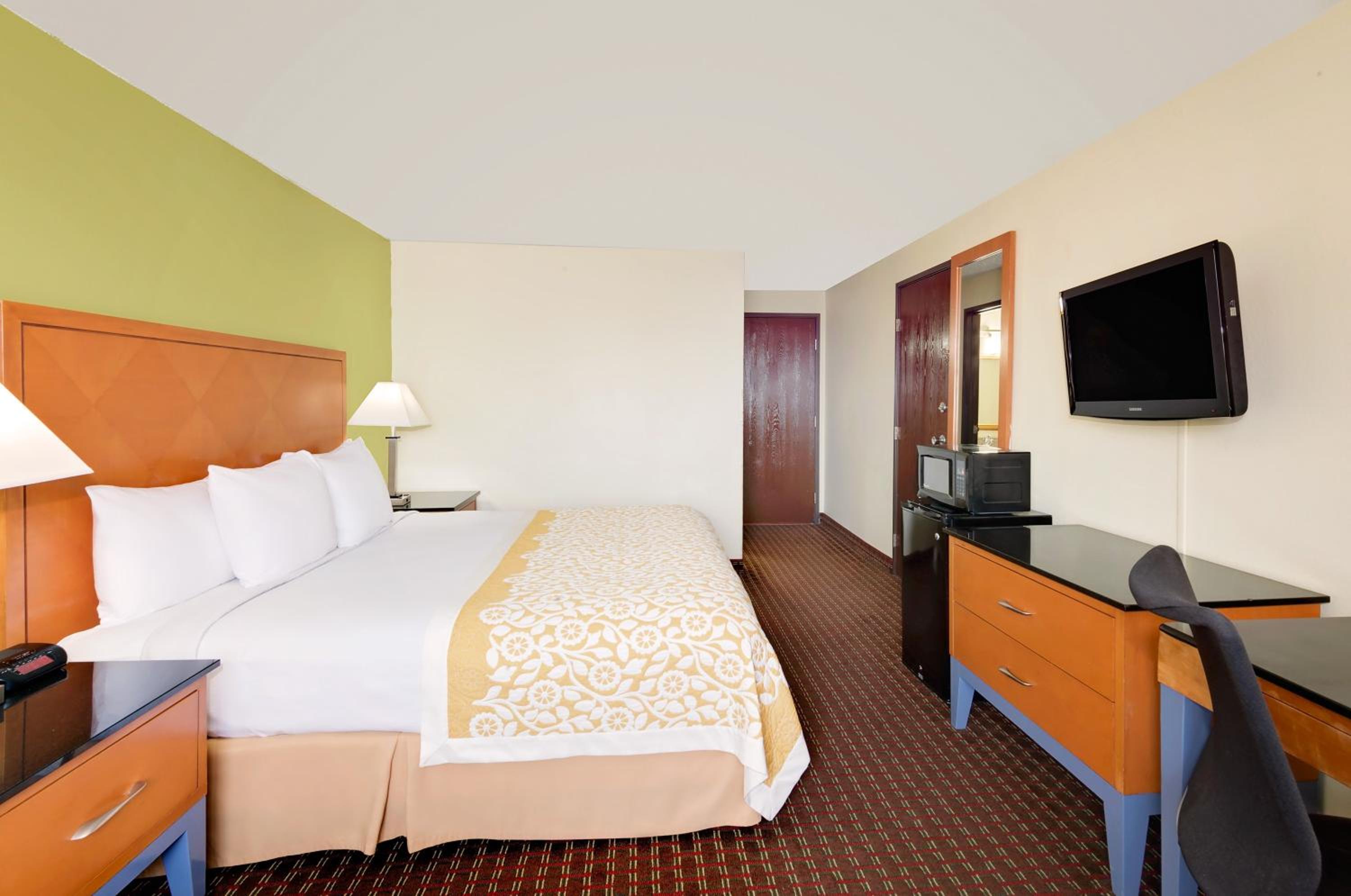 King Room - Non-Smoking - Photo 4