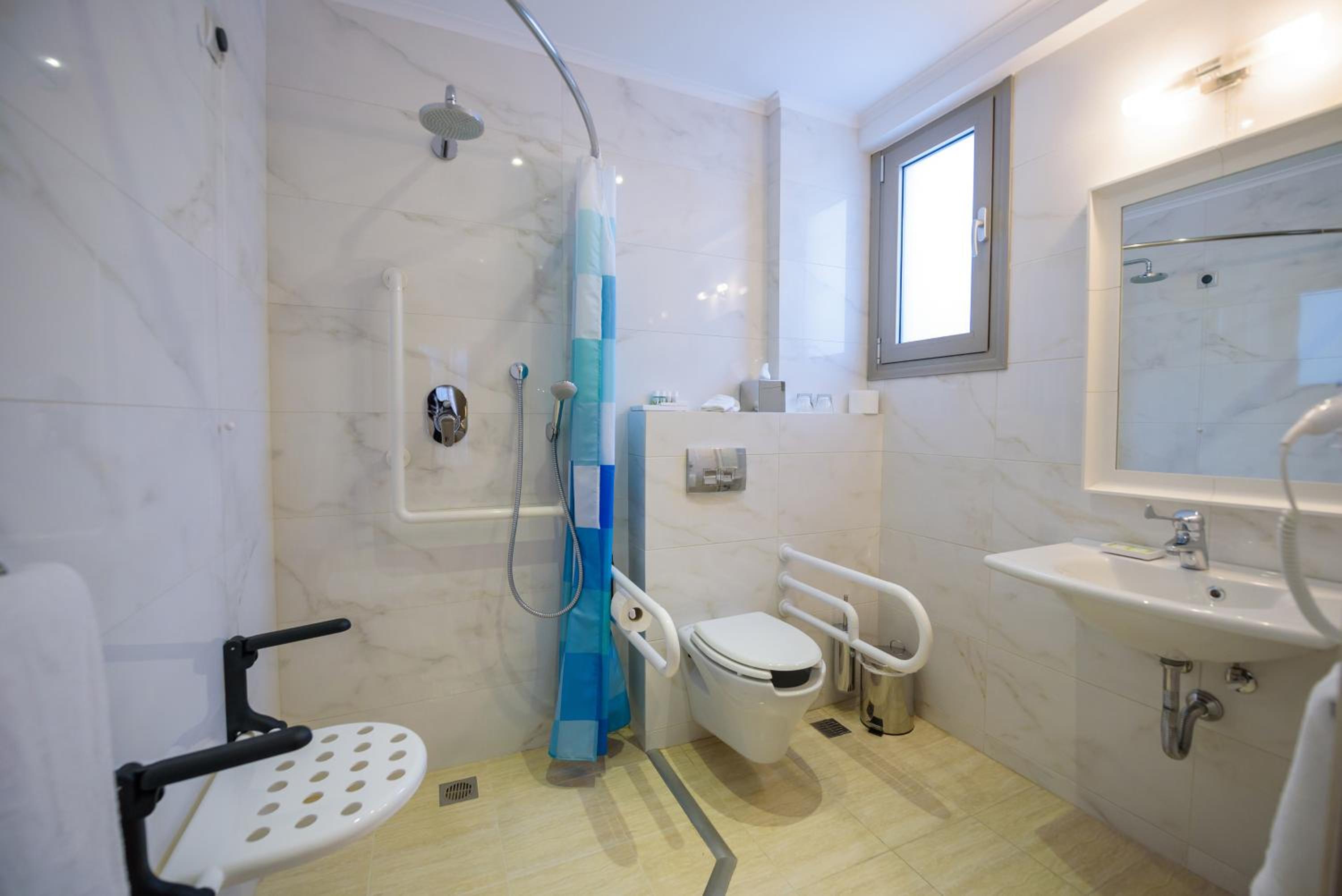 Twin Room - Disability Access - Photo 2