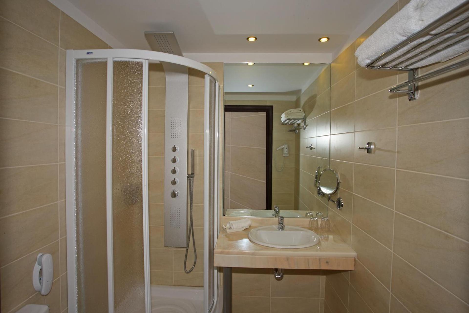 Standard Double or Twin Room - Photo 4