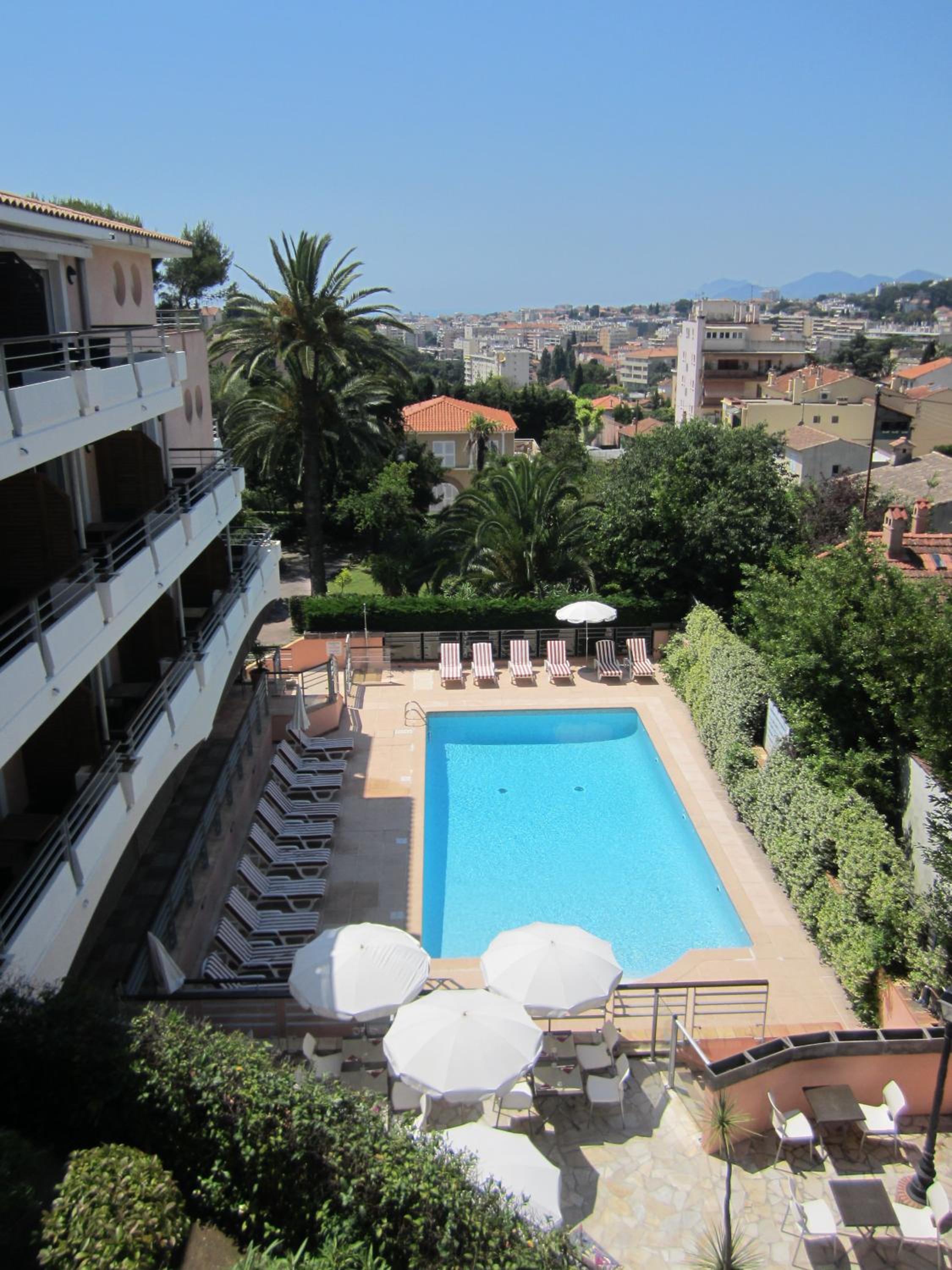 Studio with Pool View - Photo 6