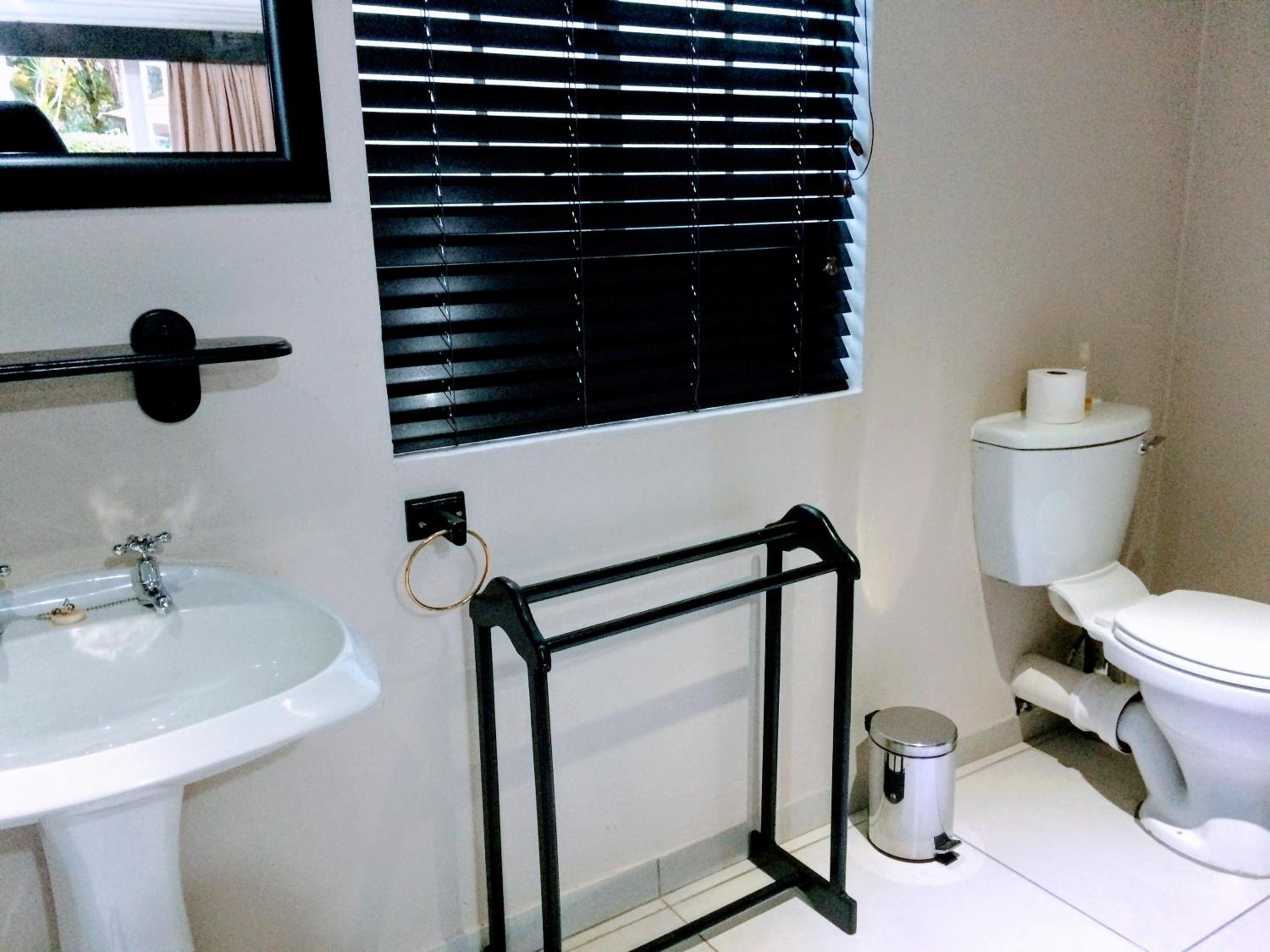 Deluxe Double or Twin Room with Pool View - Photo 7