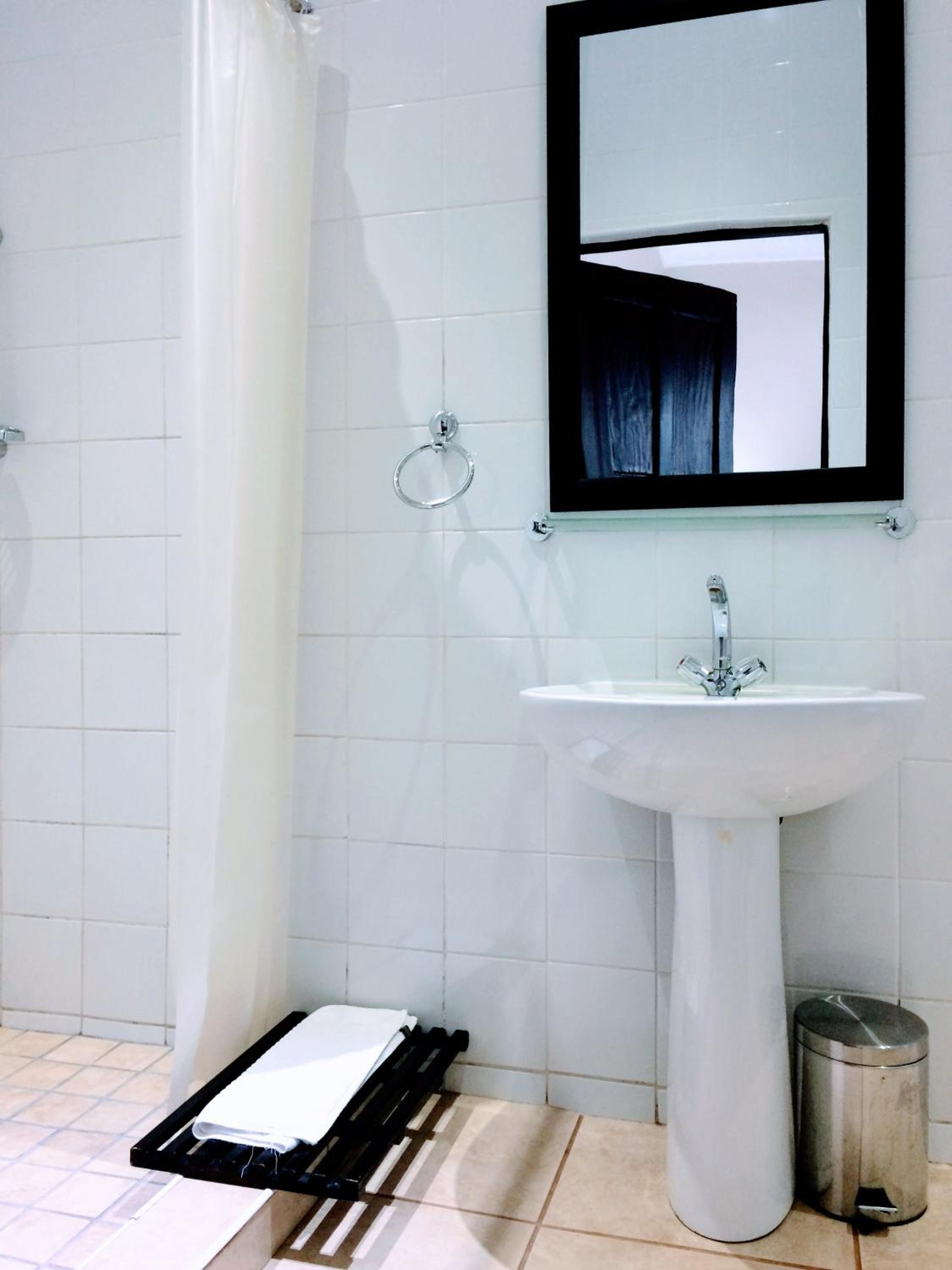Deluxe Double or Twin Room with Pool View - Photo 9
