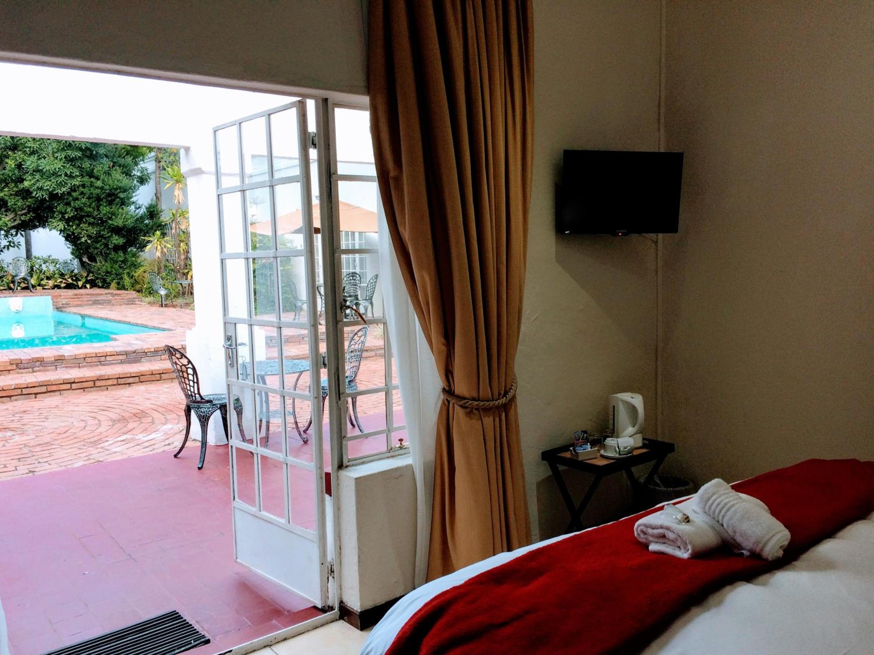 Deluxe Double or Twin Room with Pool View - Photo 12