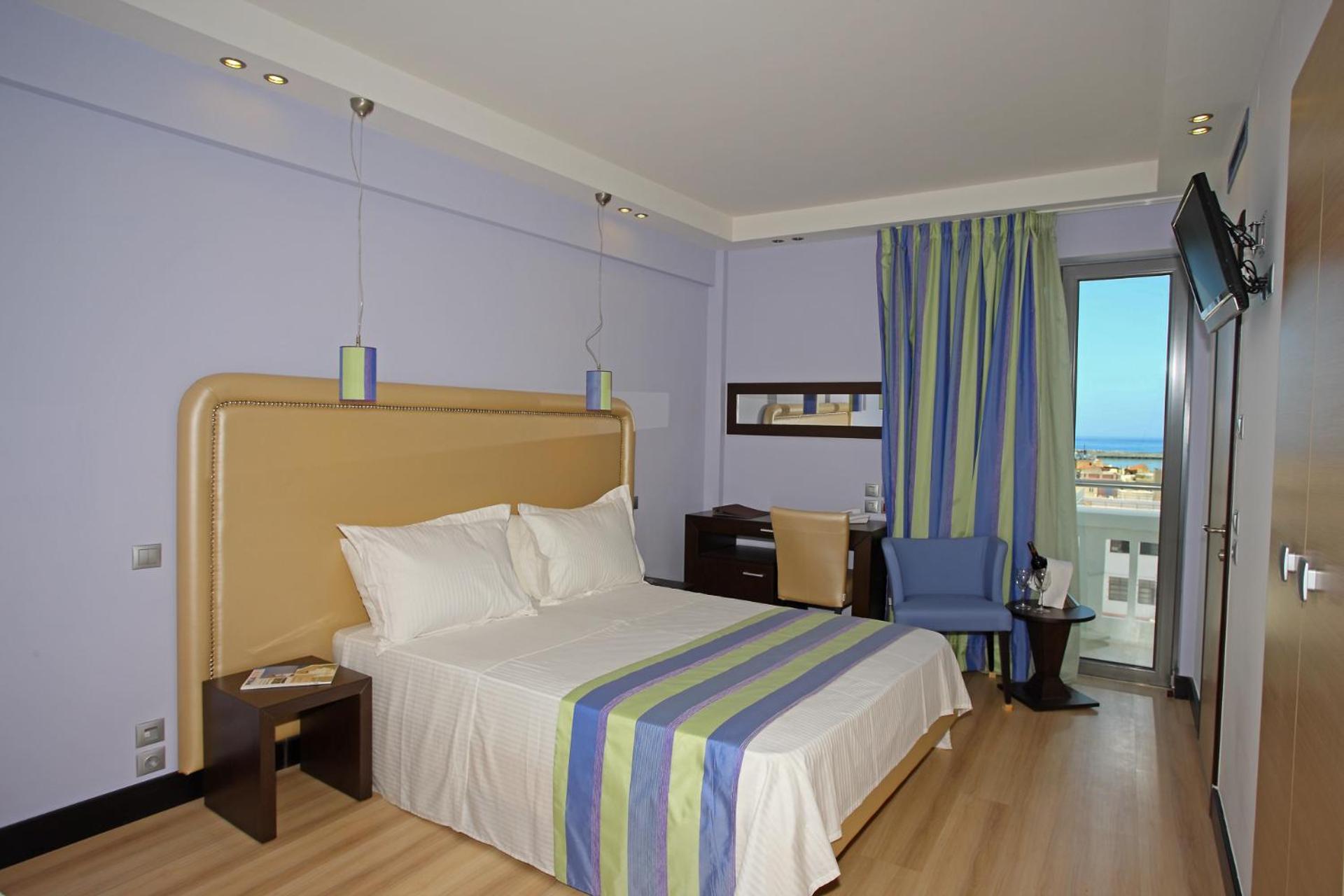 Double or Twin Room with Side Sea View - Photo 2