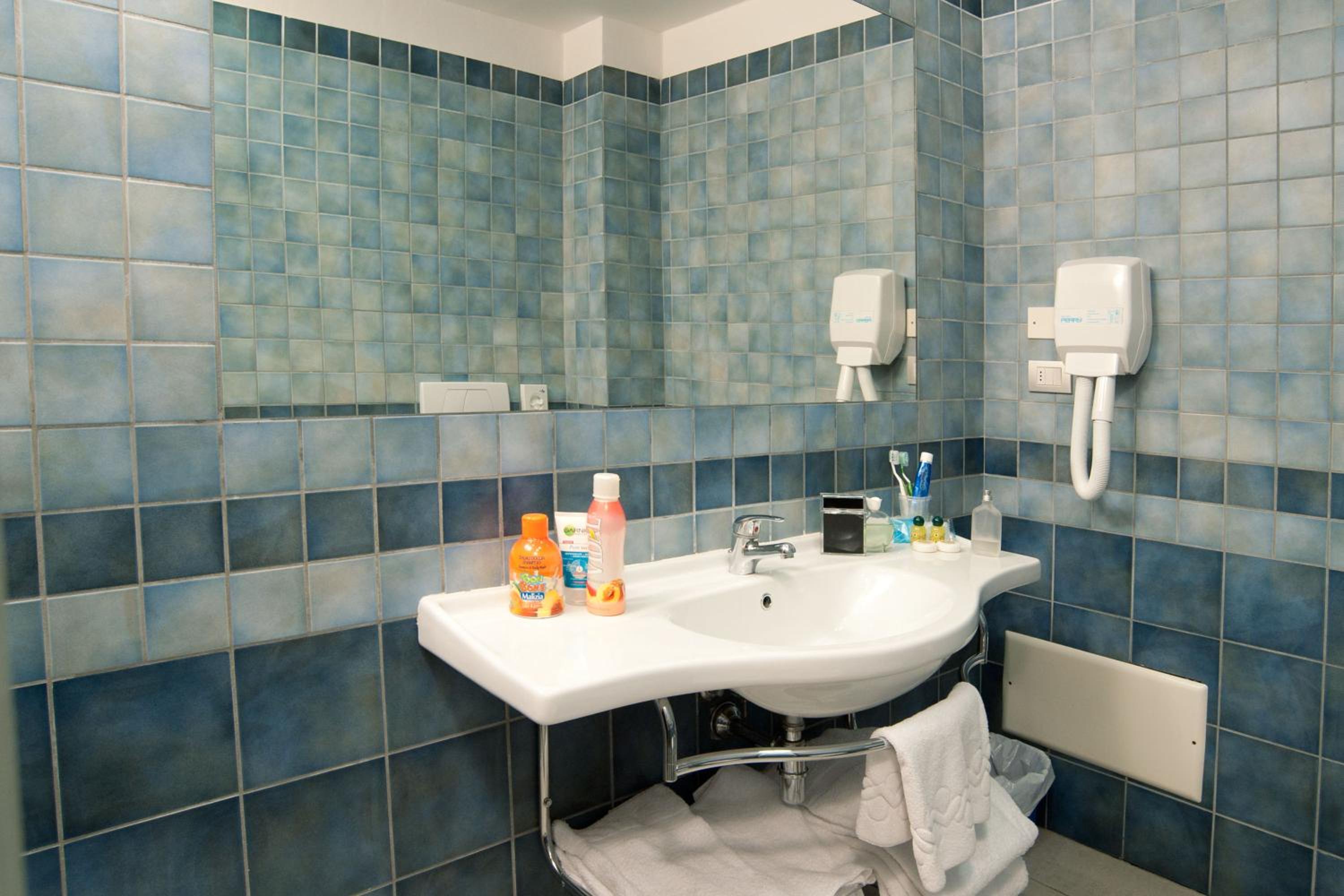Twin Room - Photo 4