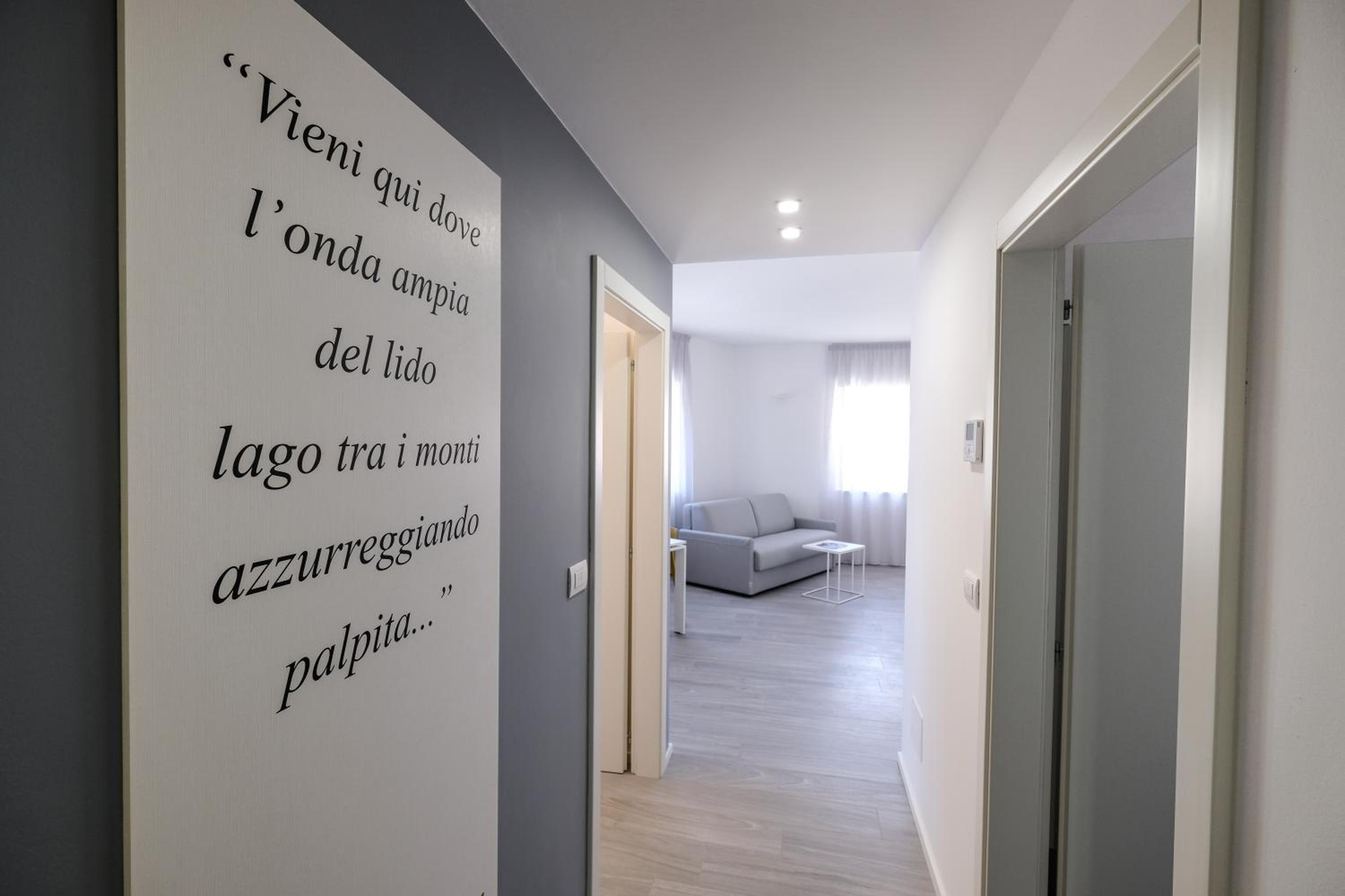 One-Bedroom Apartment with Lake View photo 3