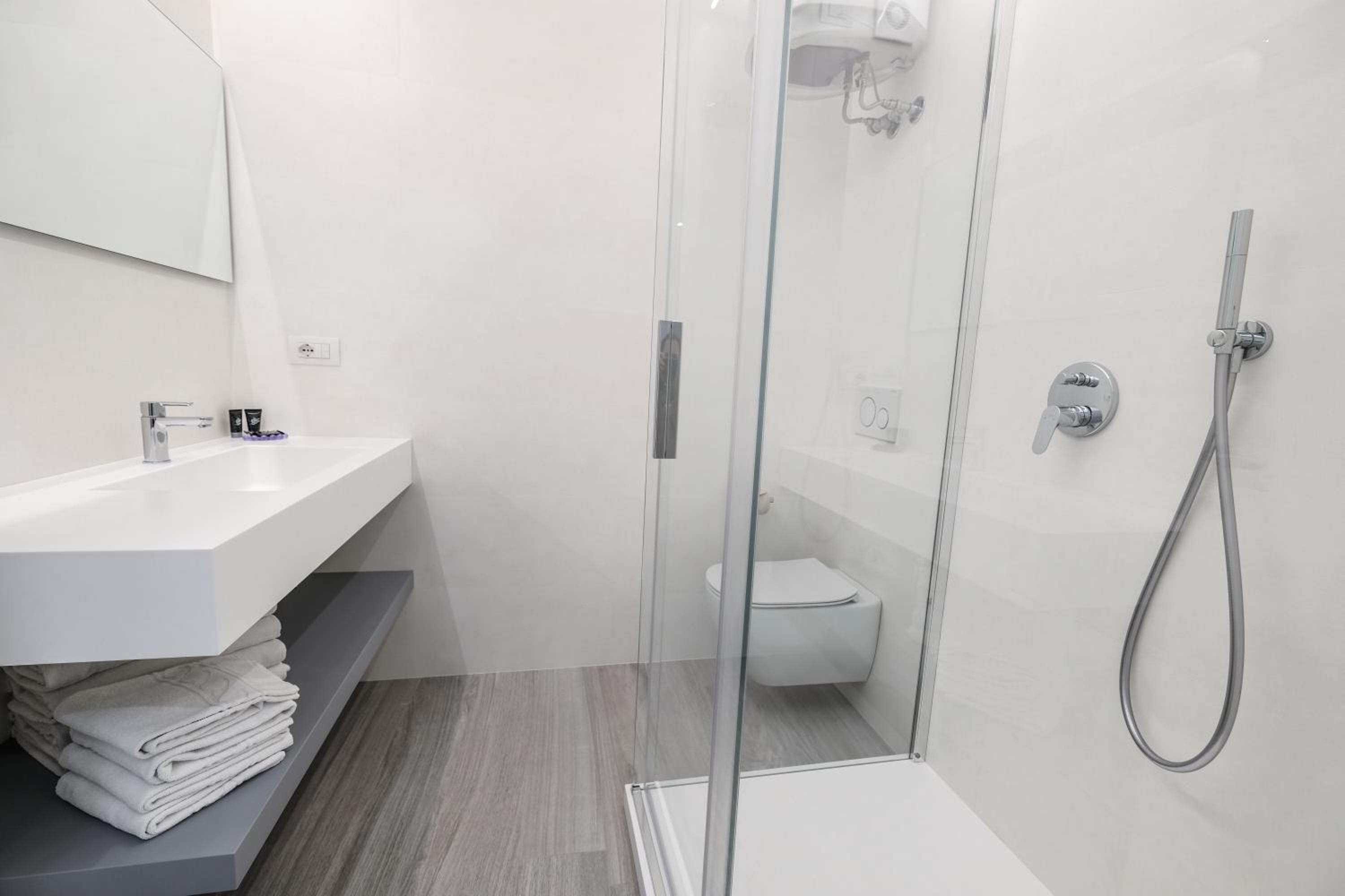 Two-Bedroom Apartment with Lake View photo 3