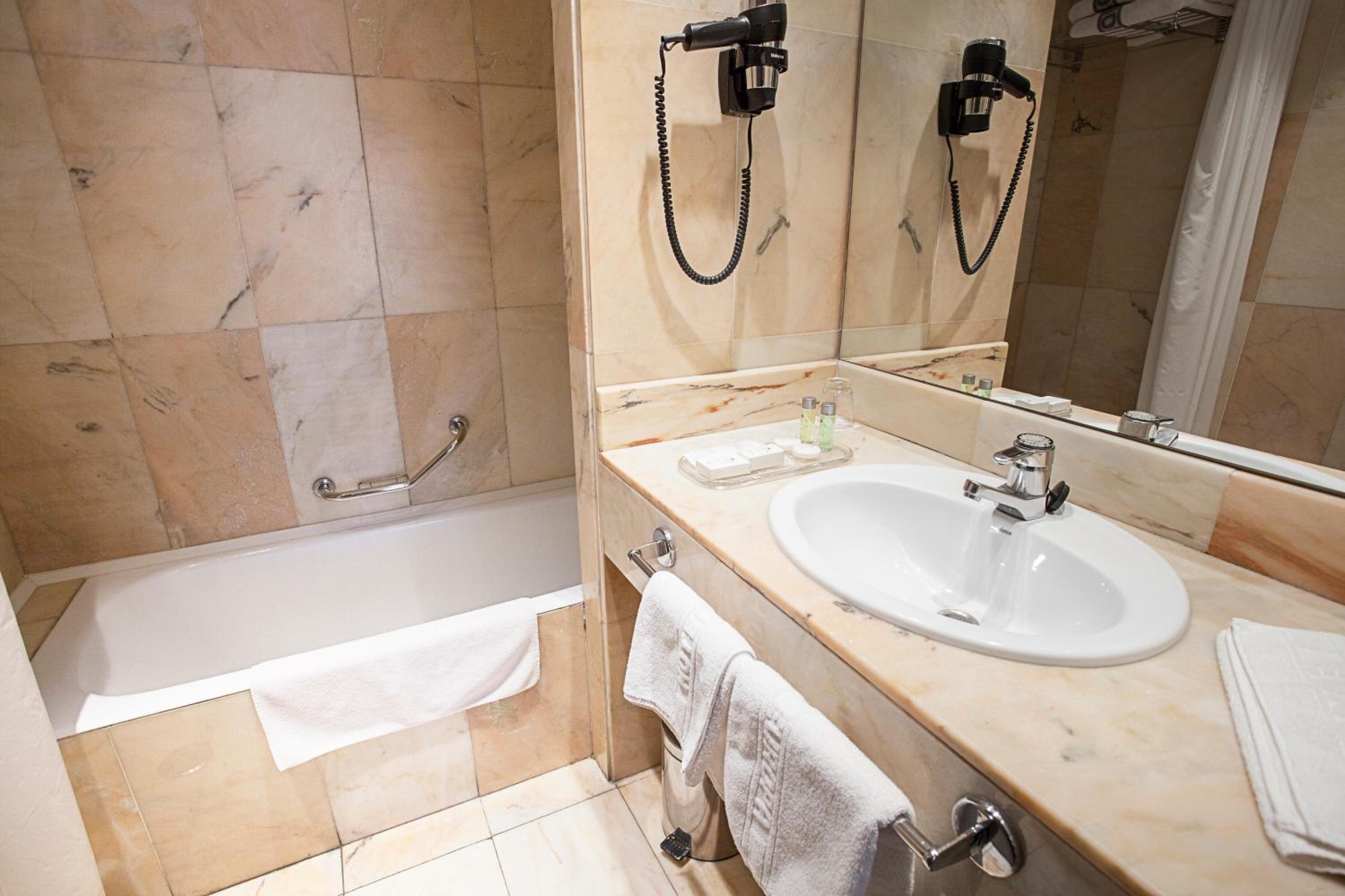 Double or Twin Room with Balcony photo 3