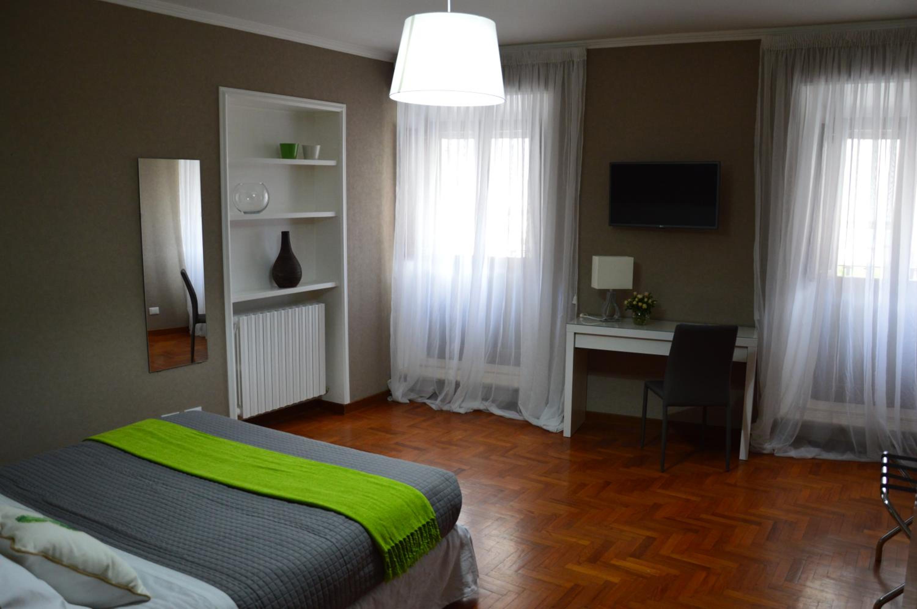 Deluxe King Room photo 1