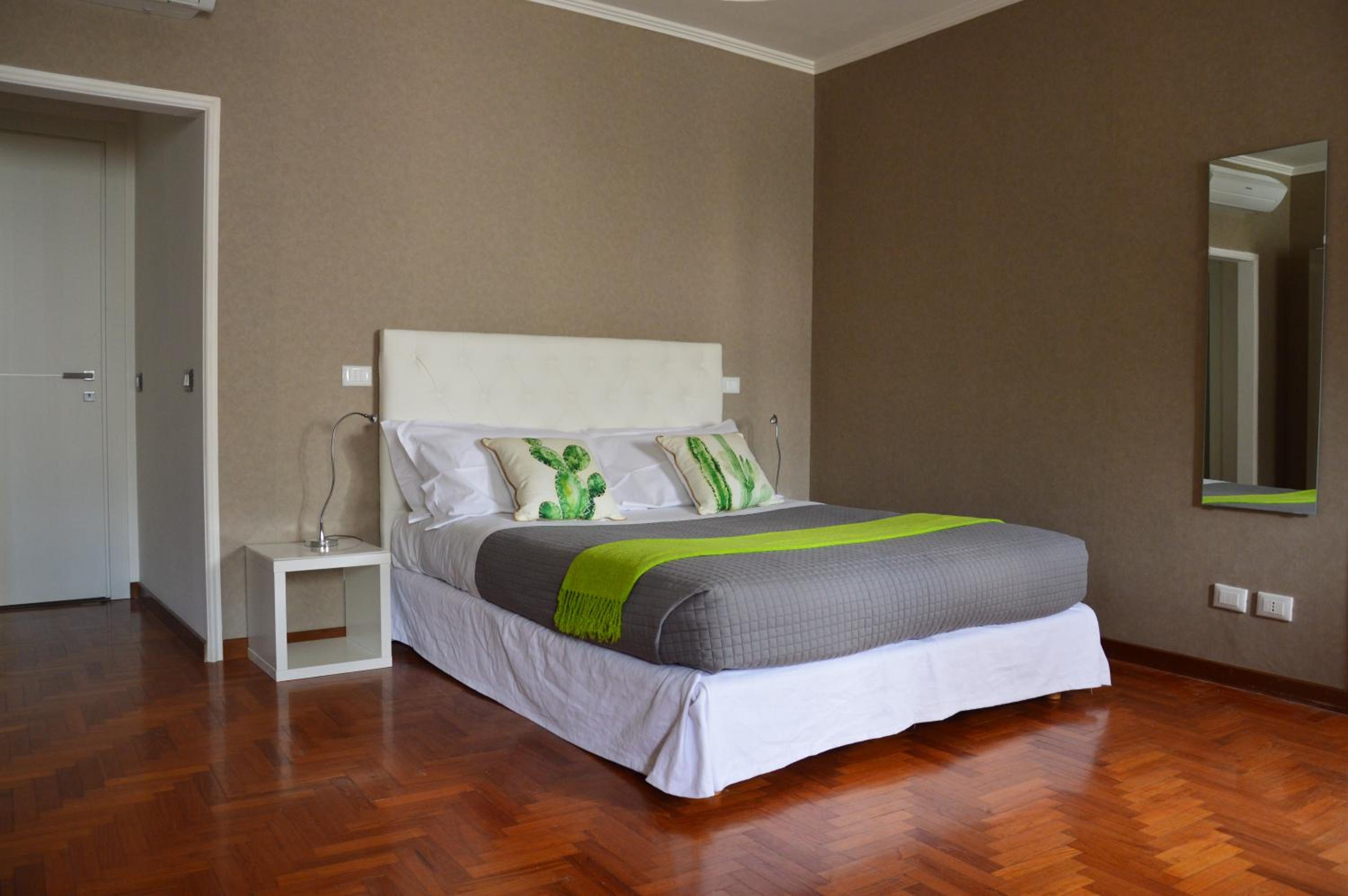 Deluxe King Room photo 2