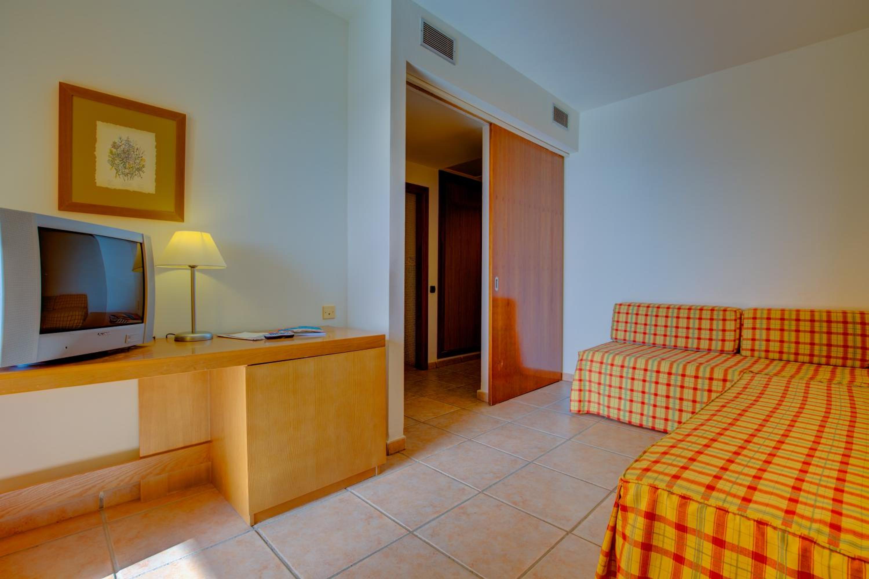 Family Room (2 Adults + 2 Children) photo 2