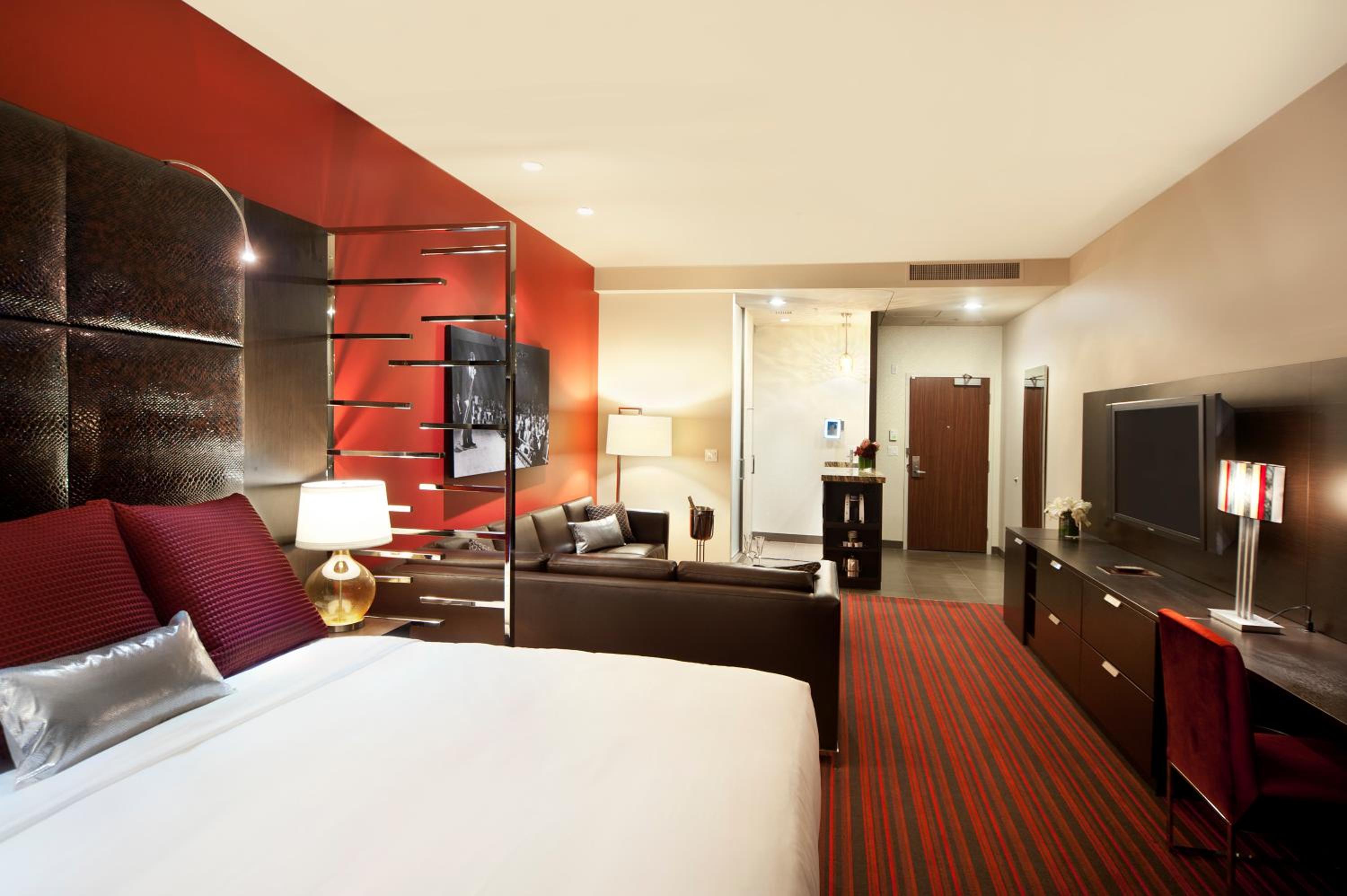 King Suite with Sofa Bed - Photo 4