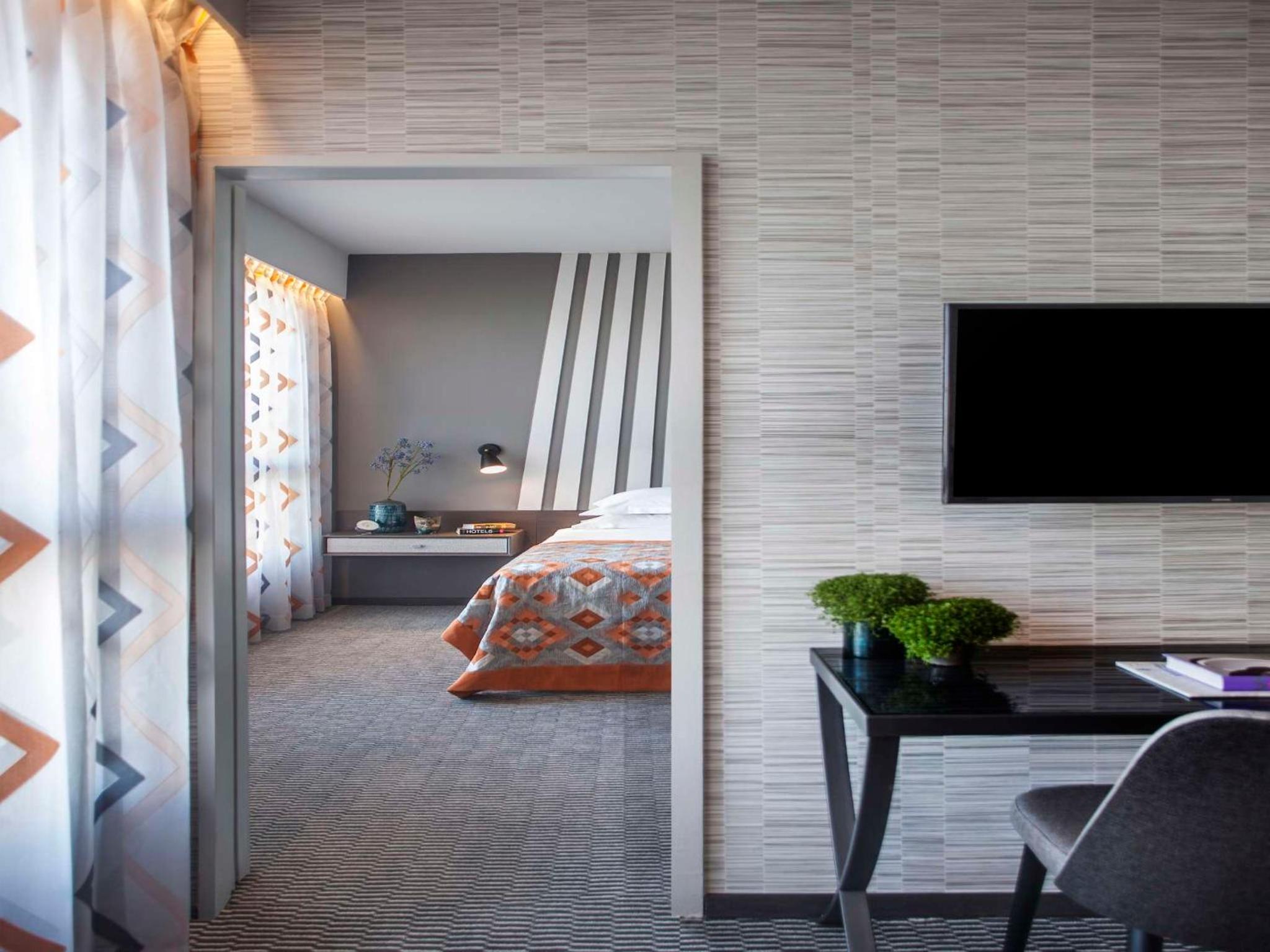 Executive Suite - Photo 1