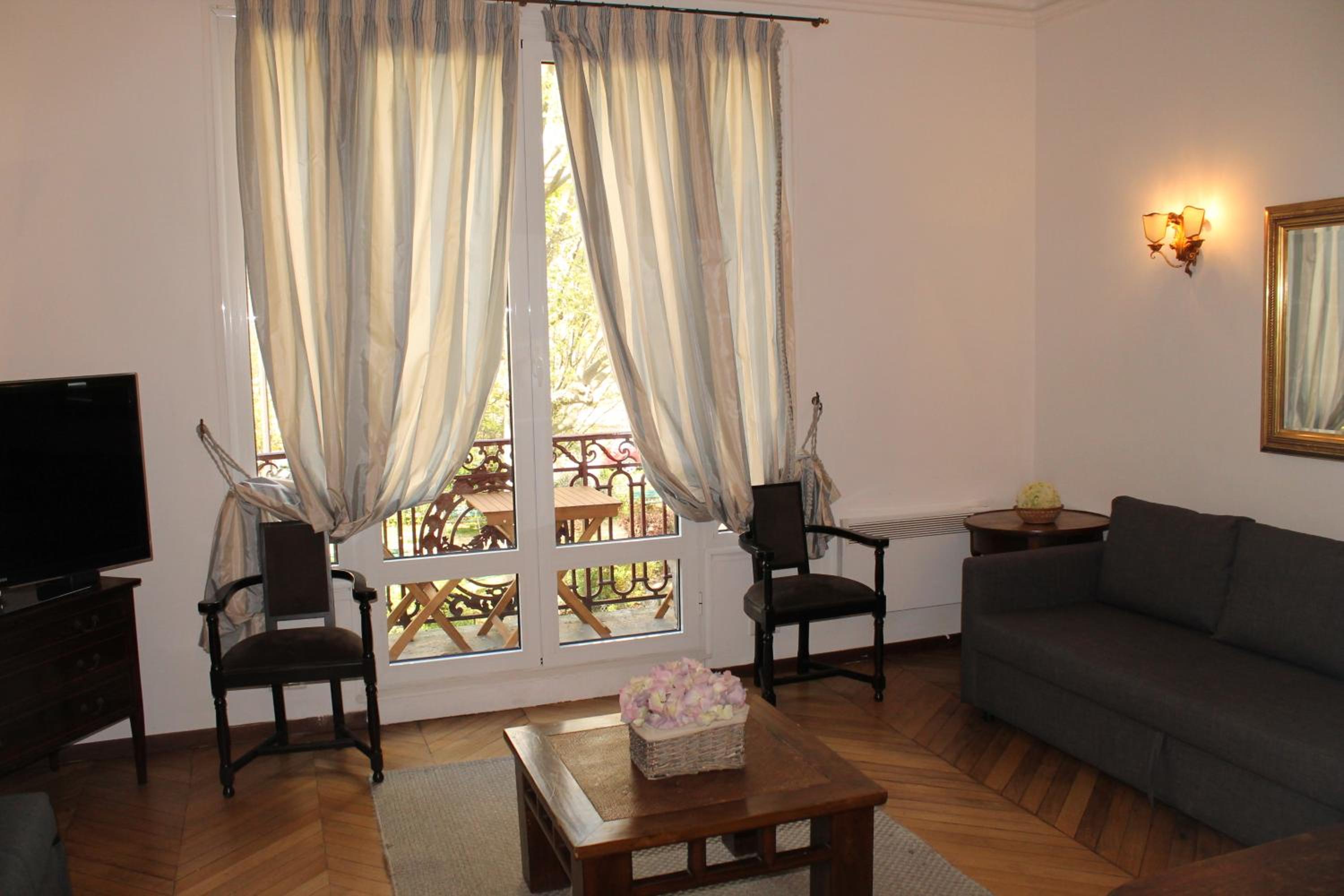 Deluxe One-Bedroom Apartment 2 photo 2