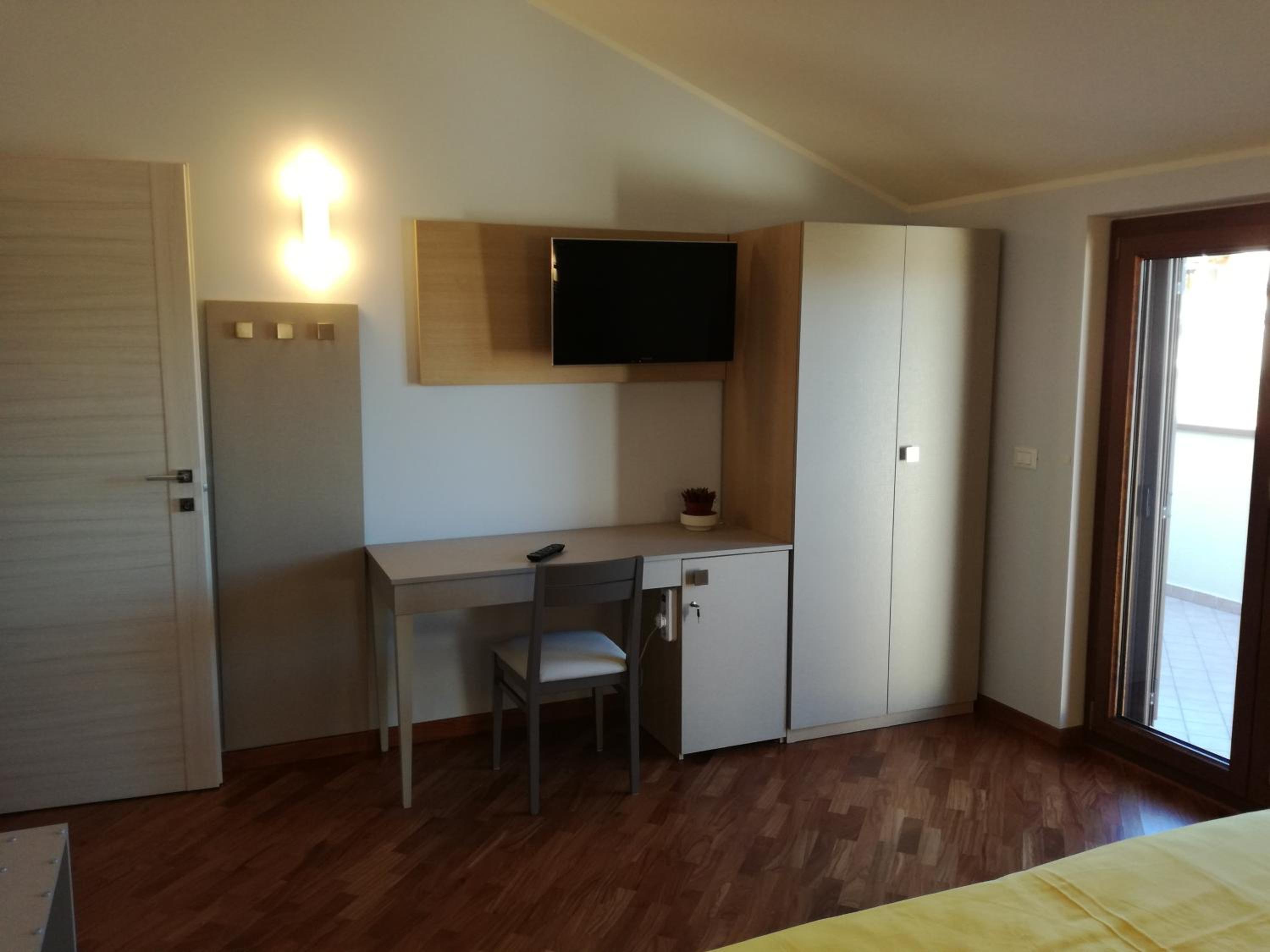 Triple Room with Private Bathroom photo 2