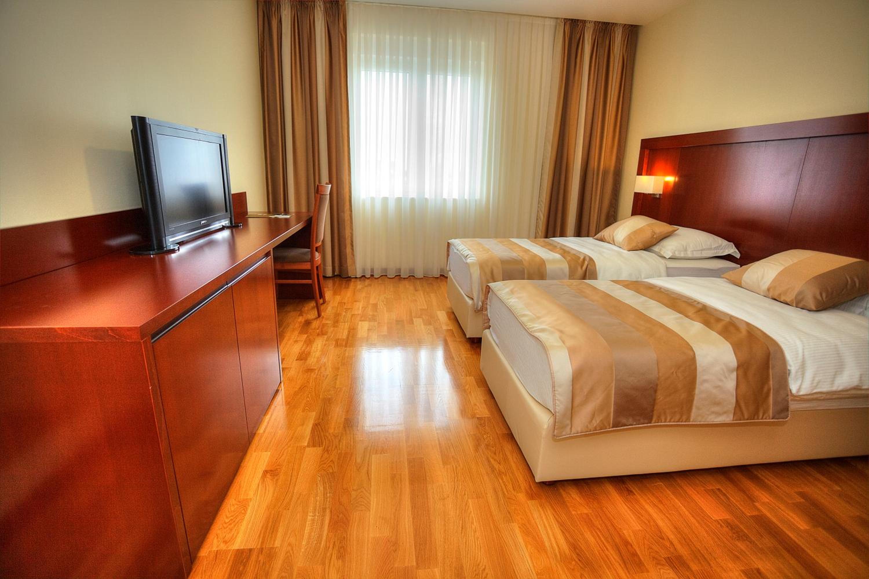 Twin Room with Balcony - Photo 6