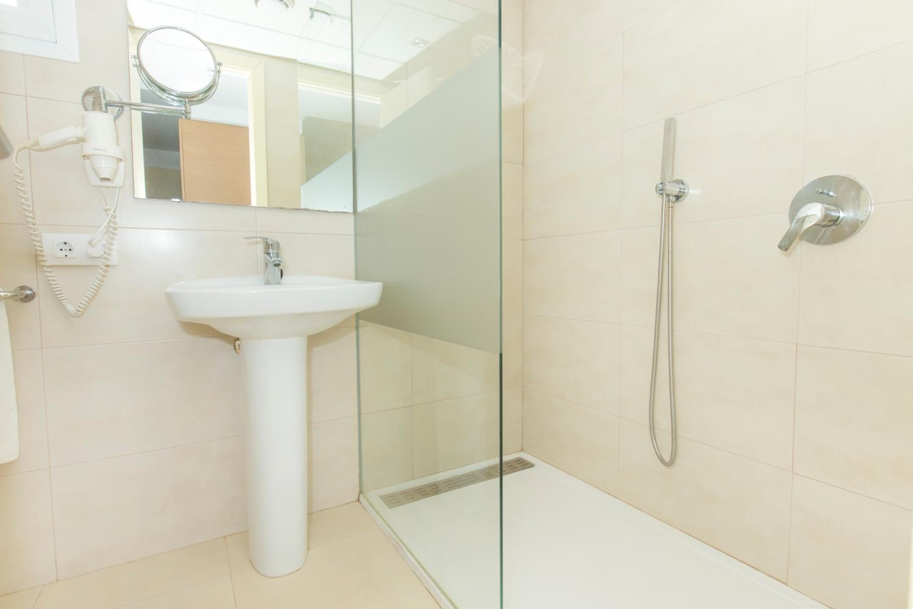 One-Bedroom Apartment (2 Adults + 1 Child) photo 2