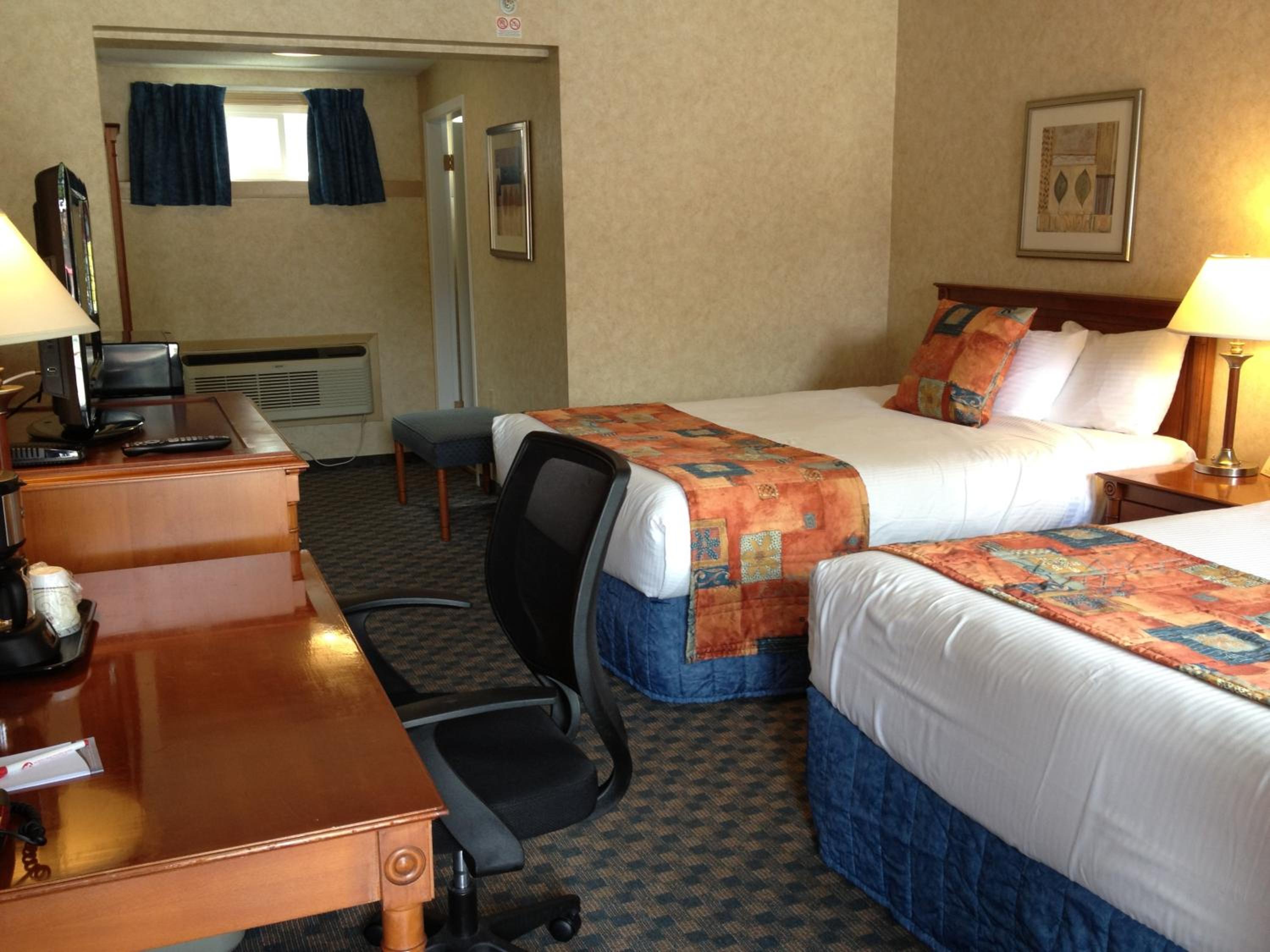 Queen Room with Two Queen Beds - Photo 2