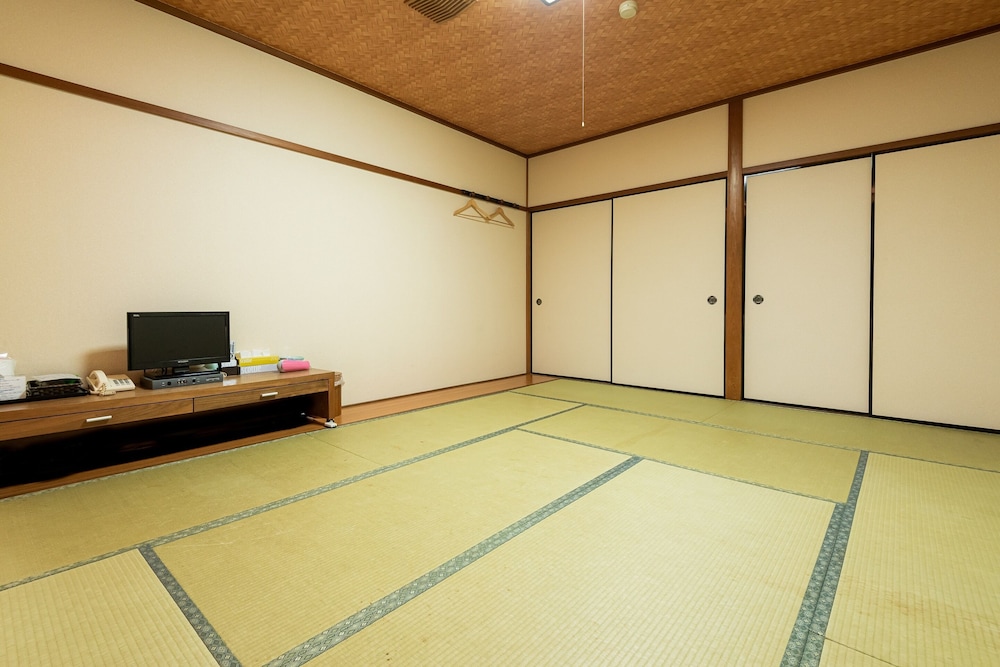 Japanese Room with Shared Bathroom - Quadruple, Smoking photo 1