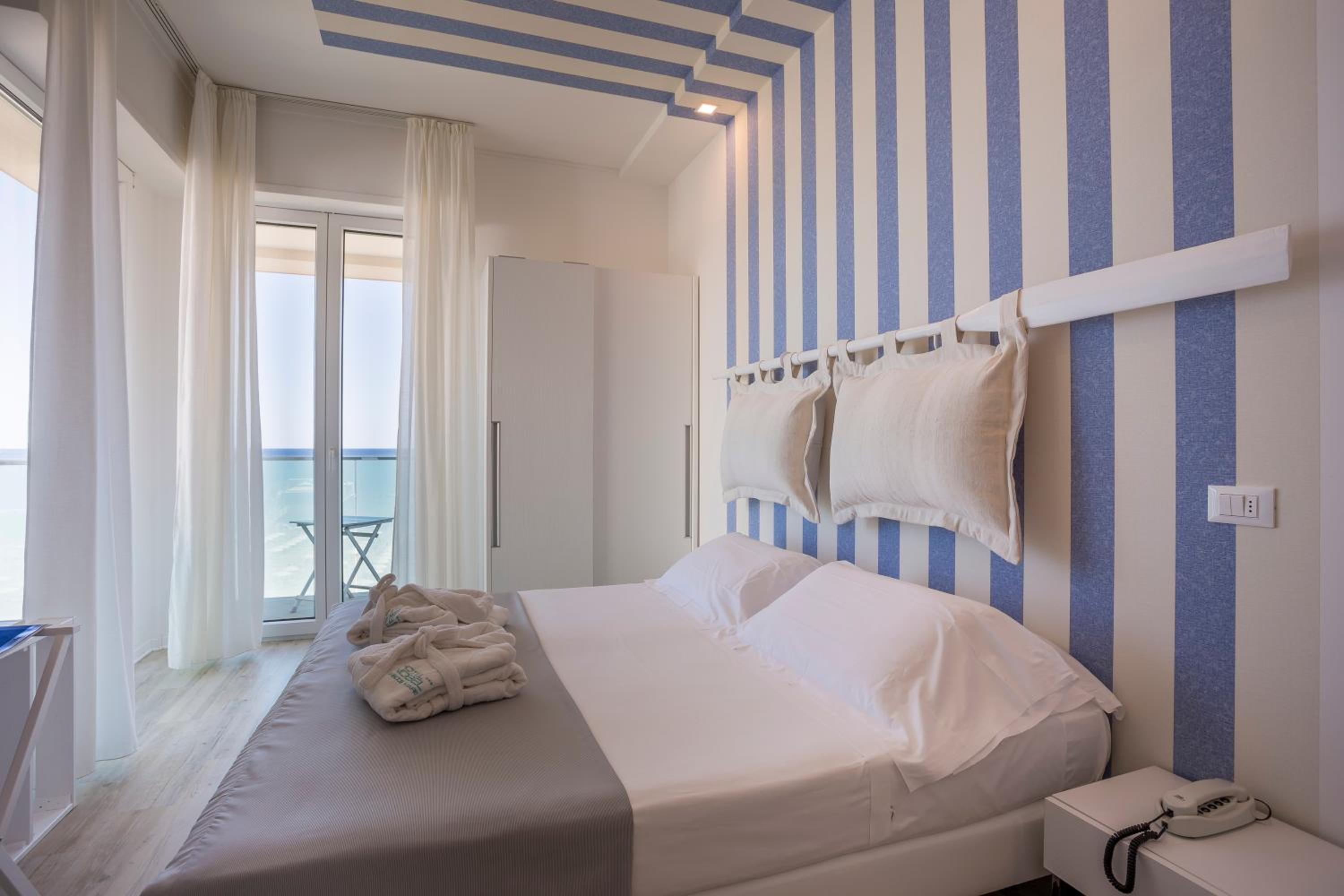 Deluxe Triple Room with Sea View photo 3