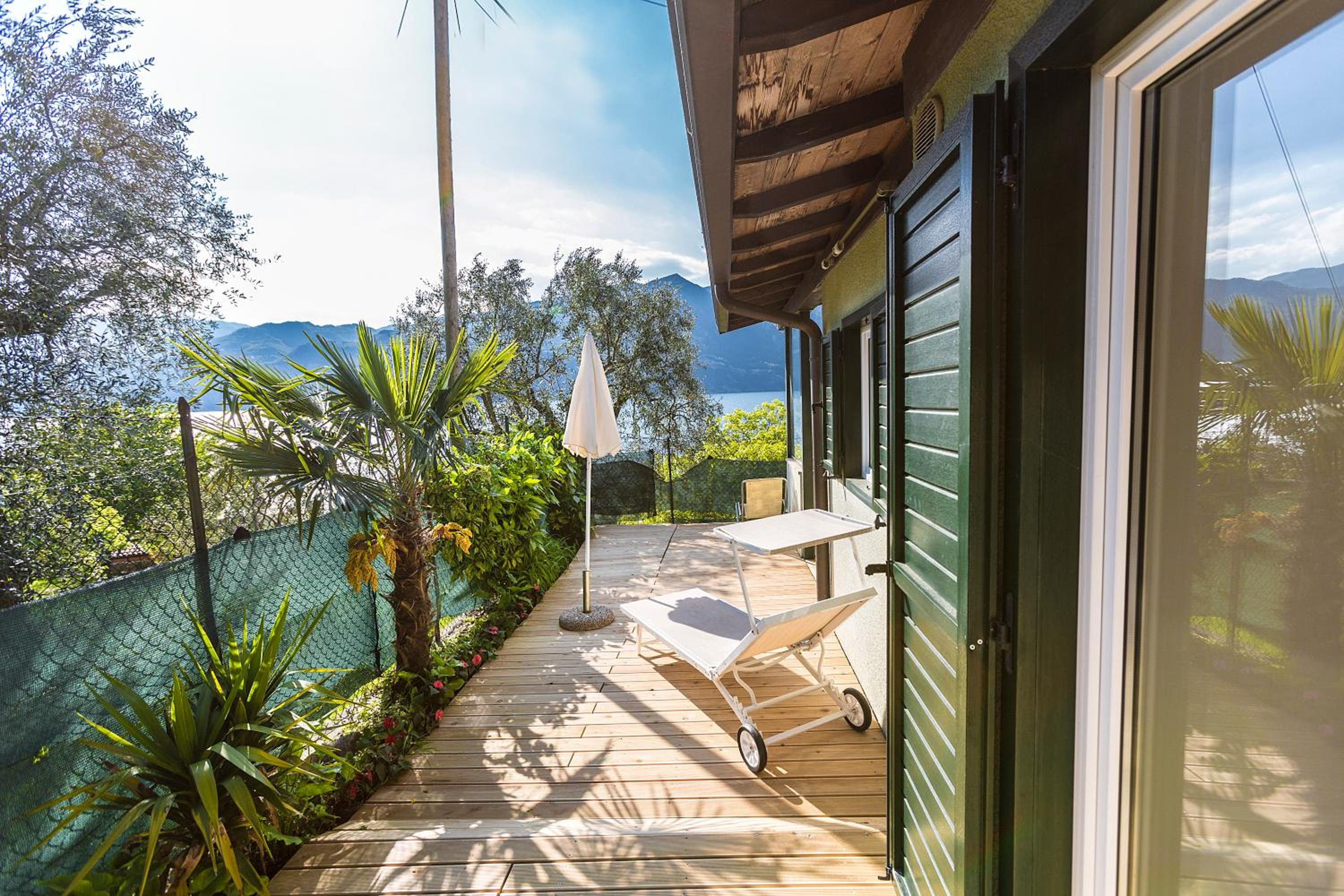 One-Bedroom Apartment with Lake View photo 2