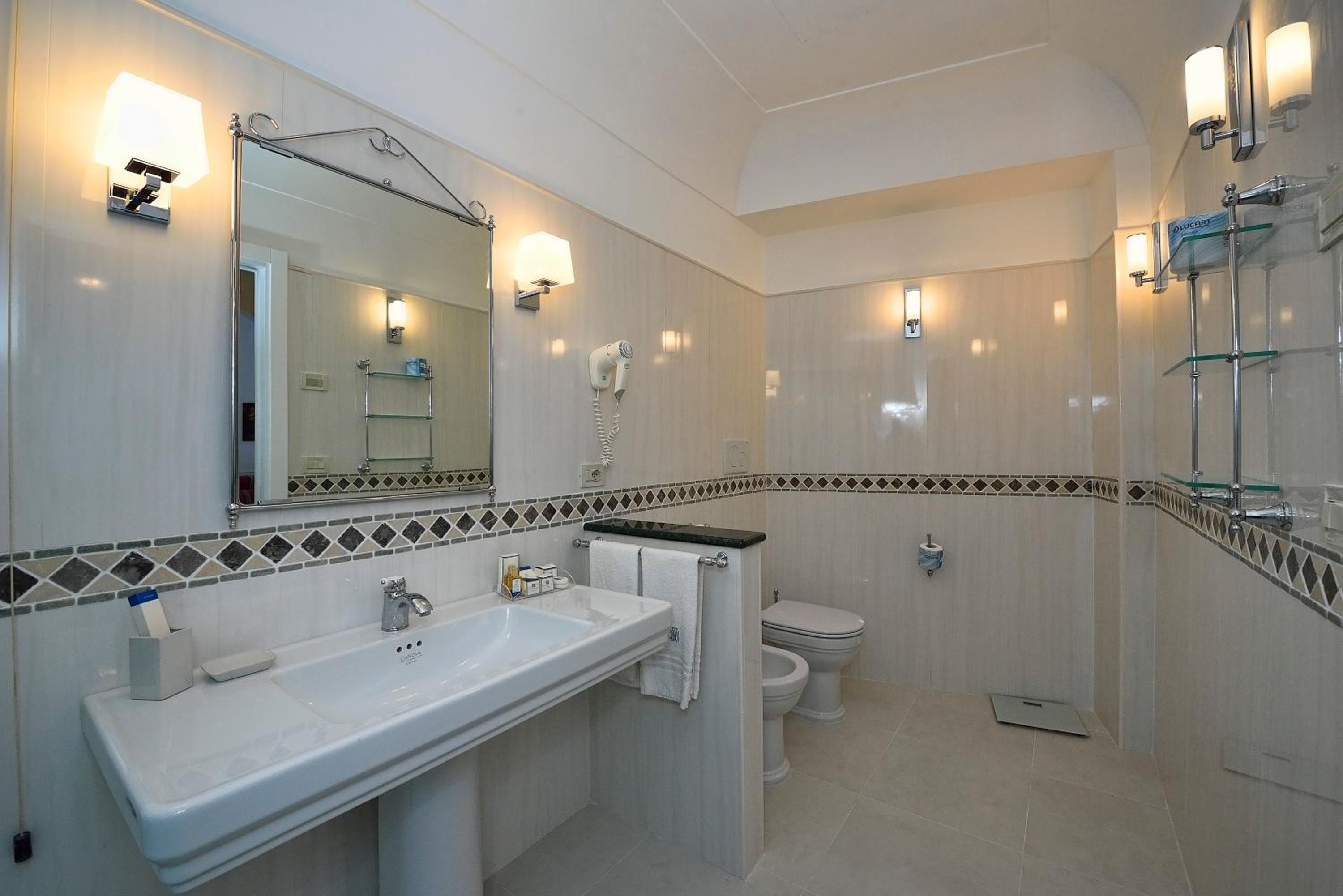 Deluxe Suite with Sea View - Photo 13