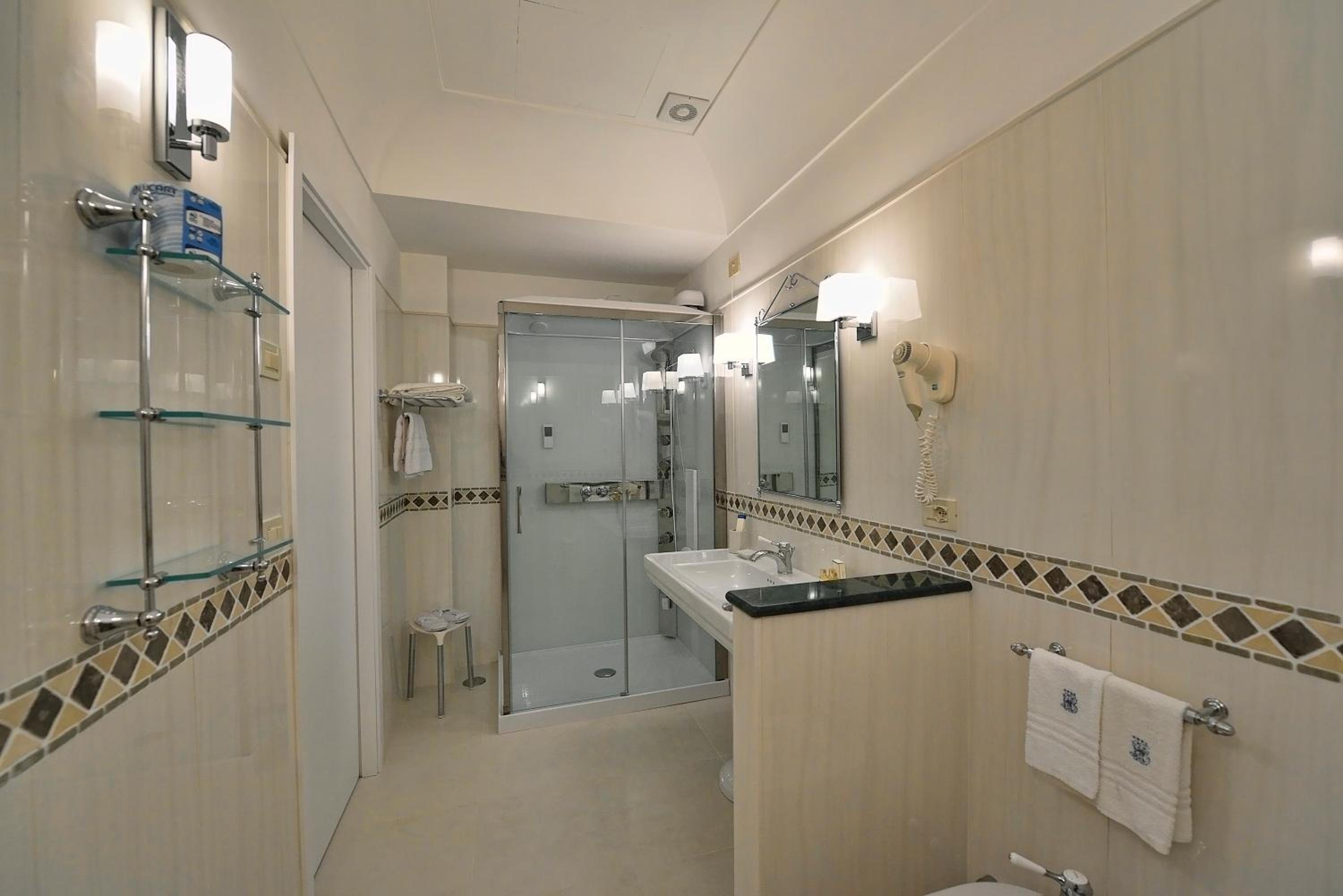 Deluxe Suite with Sea View - Photo 11