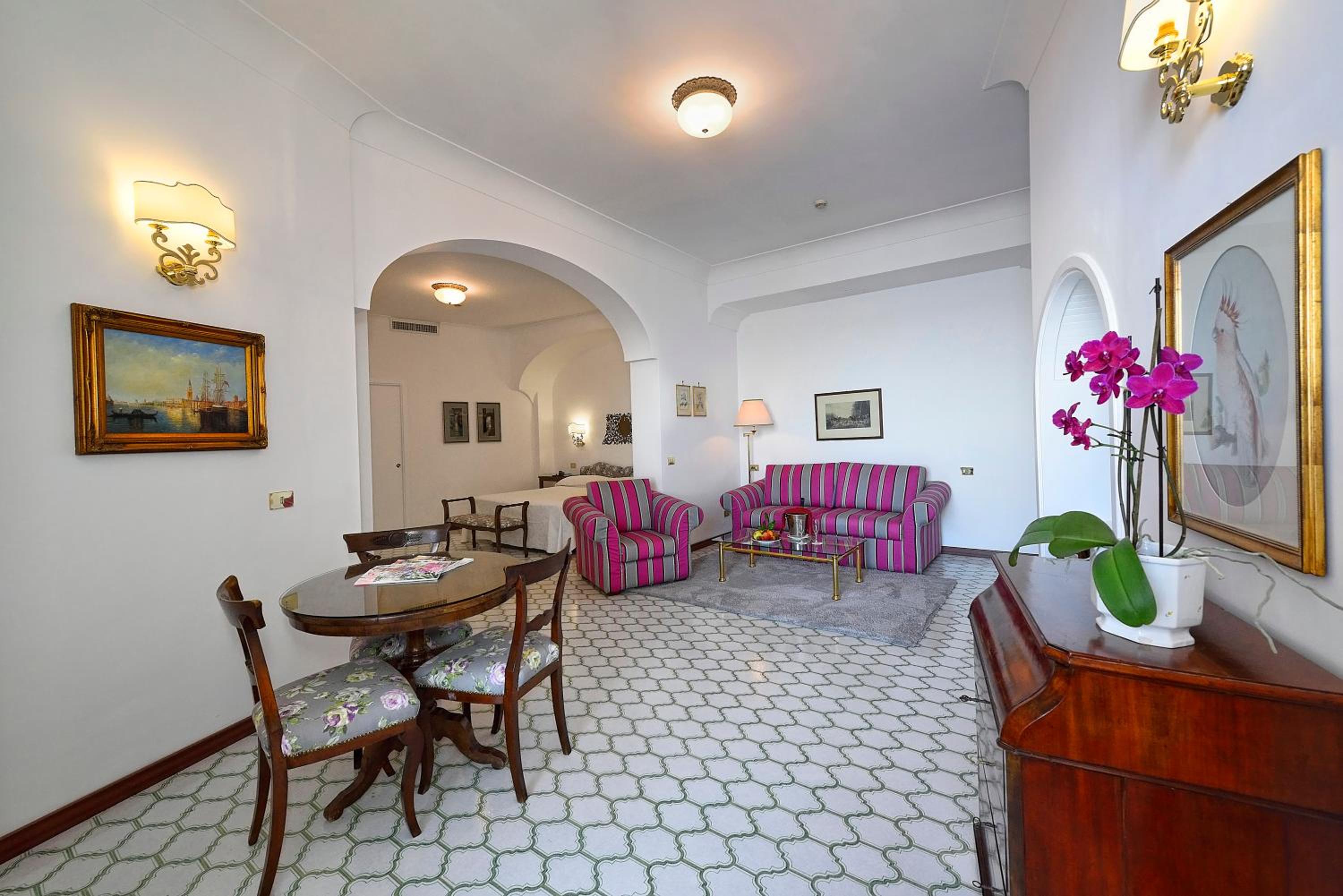 Deluxe Suite with Sea View - Photo 12