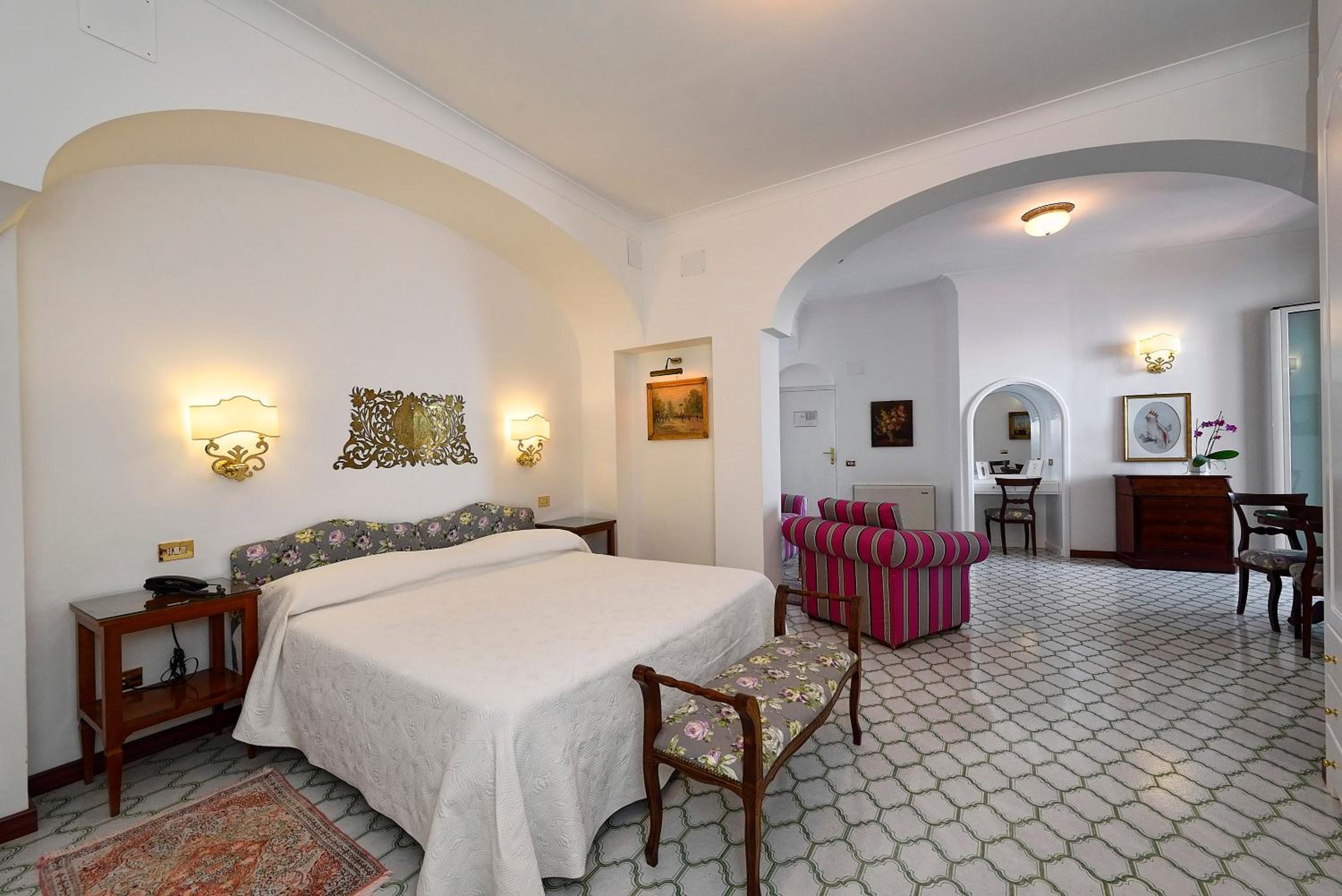 Deluxe Suite with Sea View - Photo 10