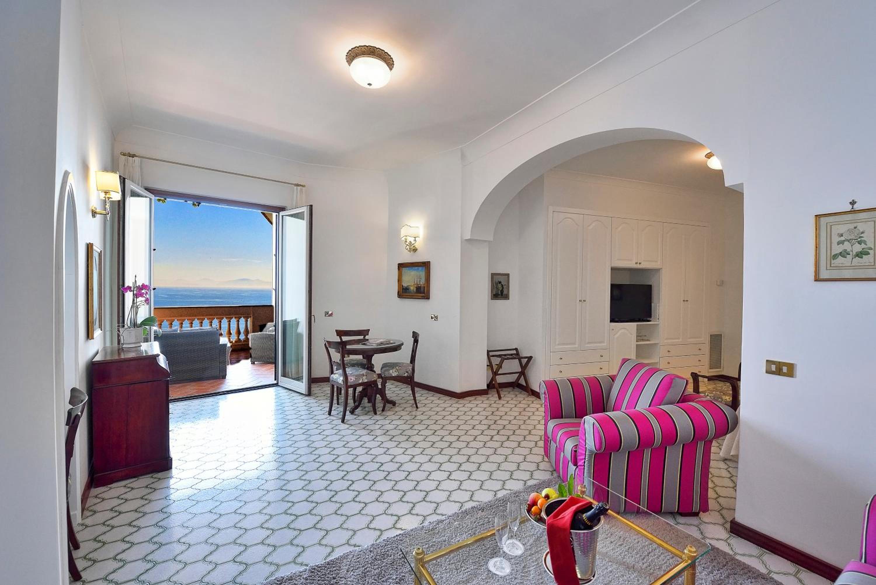 Deluxe Suite with Sea View - Photo 9