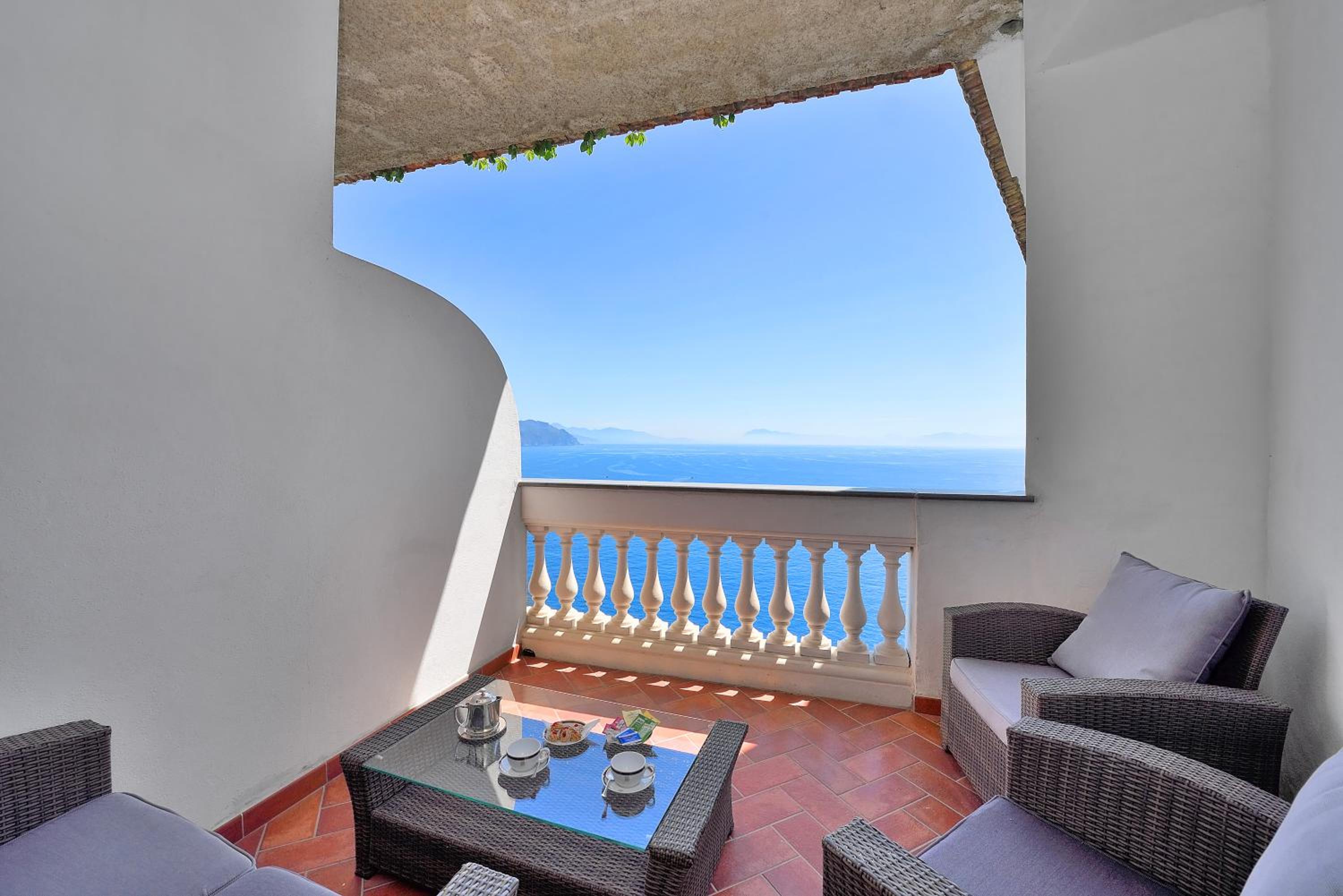 Deluxe Suite with Sea View - Photo 8