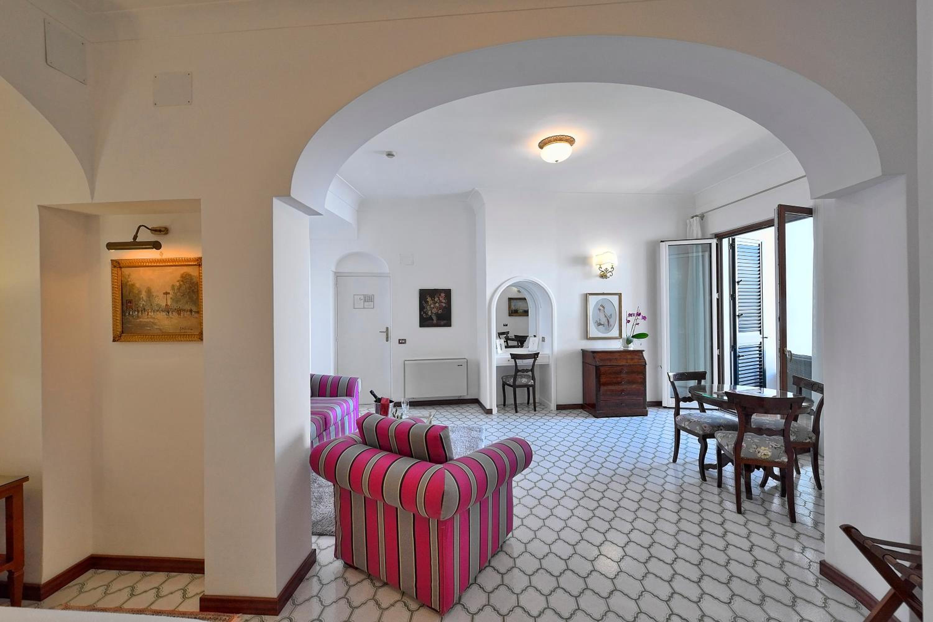 Deluxe Suite with Sea View - Photo 7
