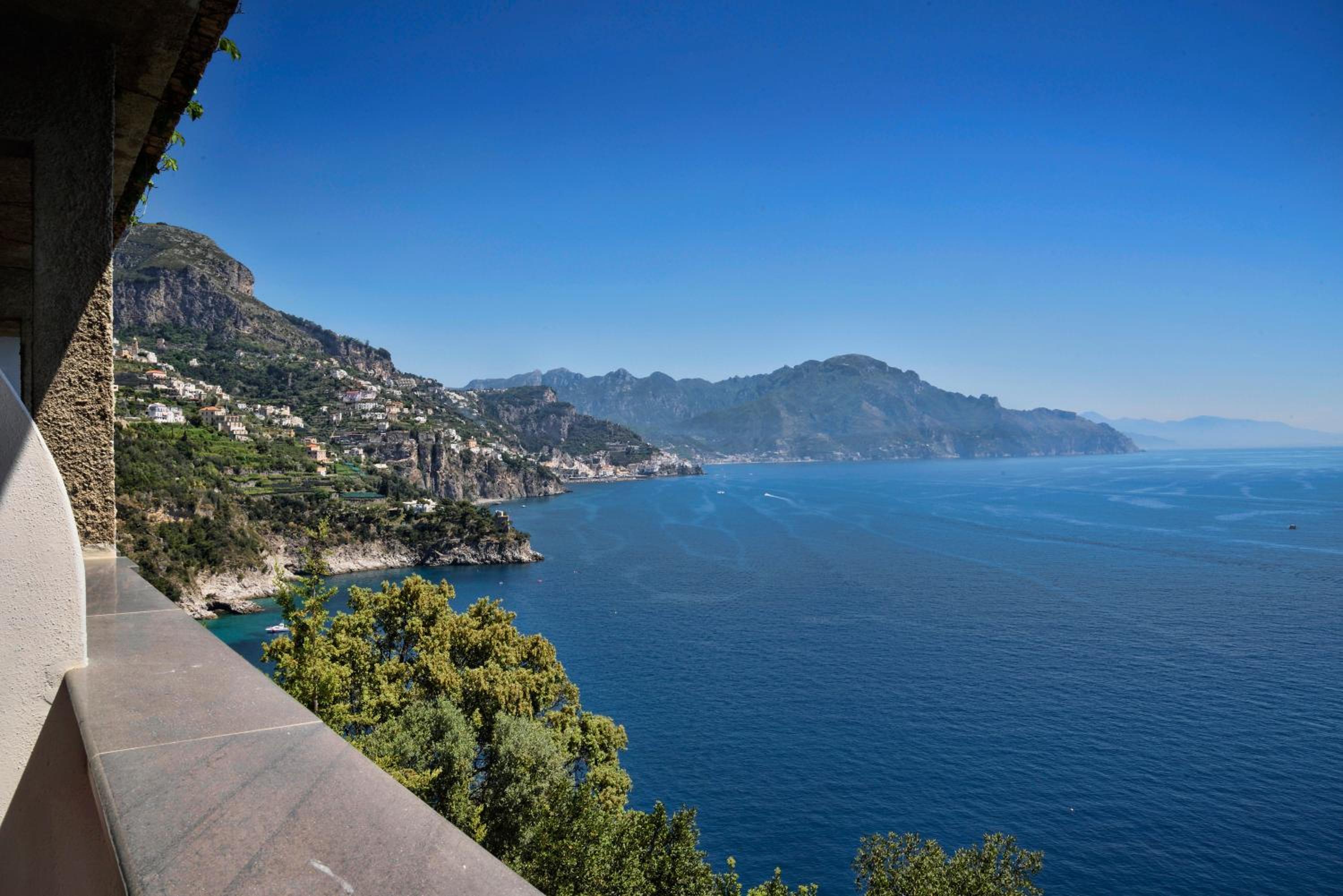 Deluxe Suite with Sea View - Photo 6