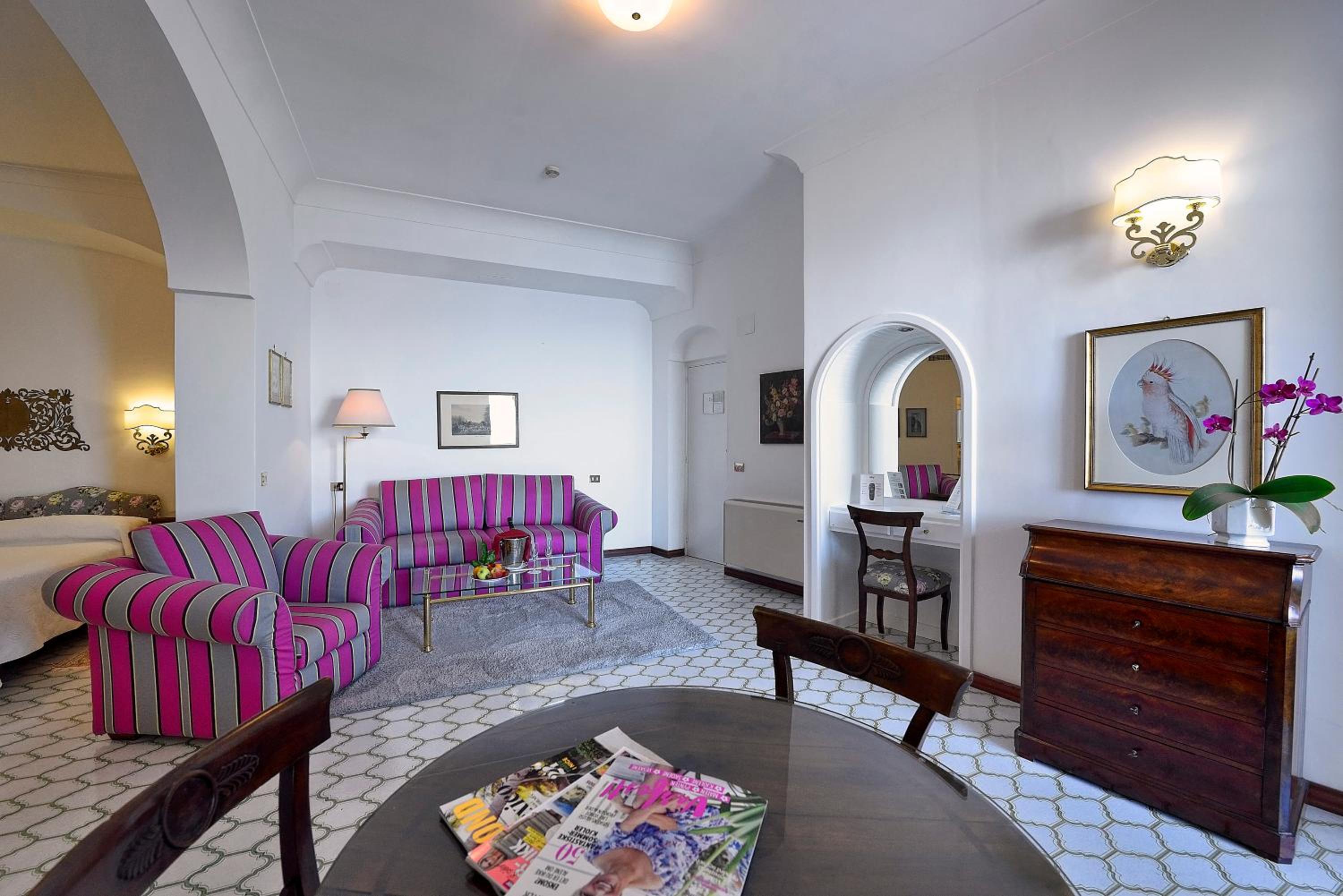 Deluxe Suite with Sea View - Photo 5