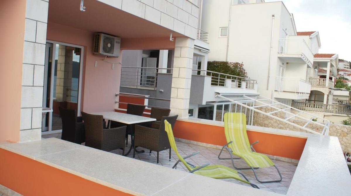 One-Bedroom Apartment (5 Adults) photo 1