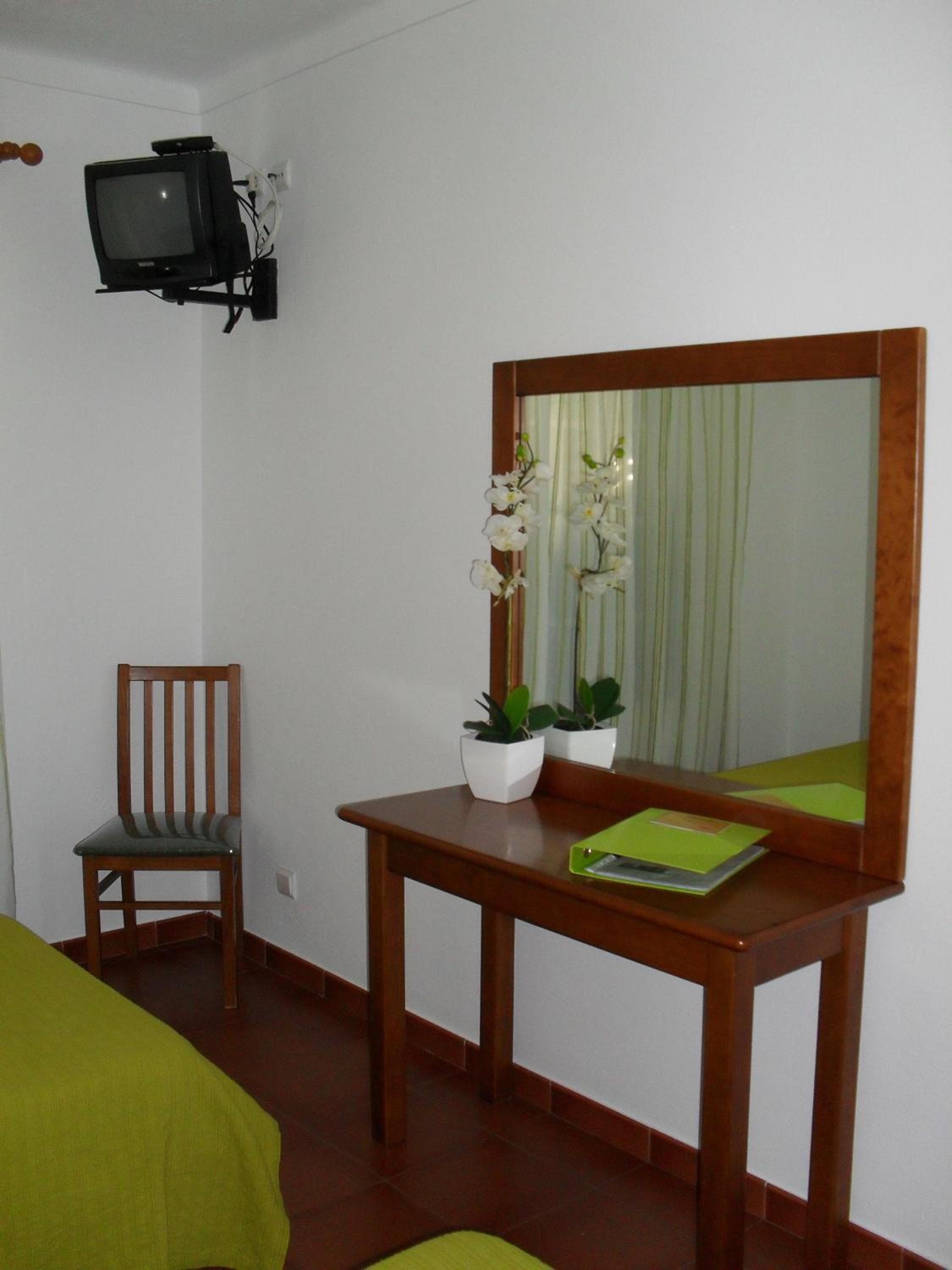 Twin Room with Balcony - Photo 10