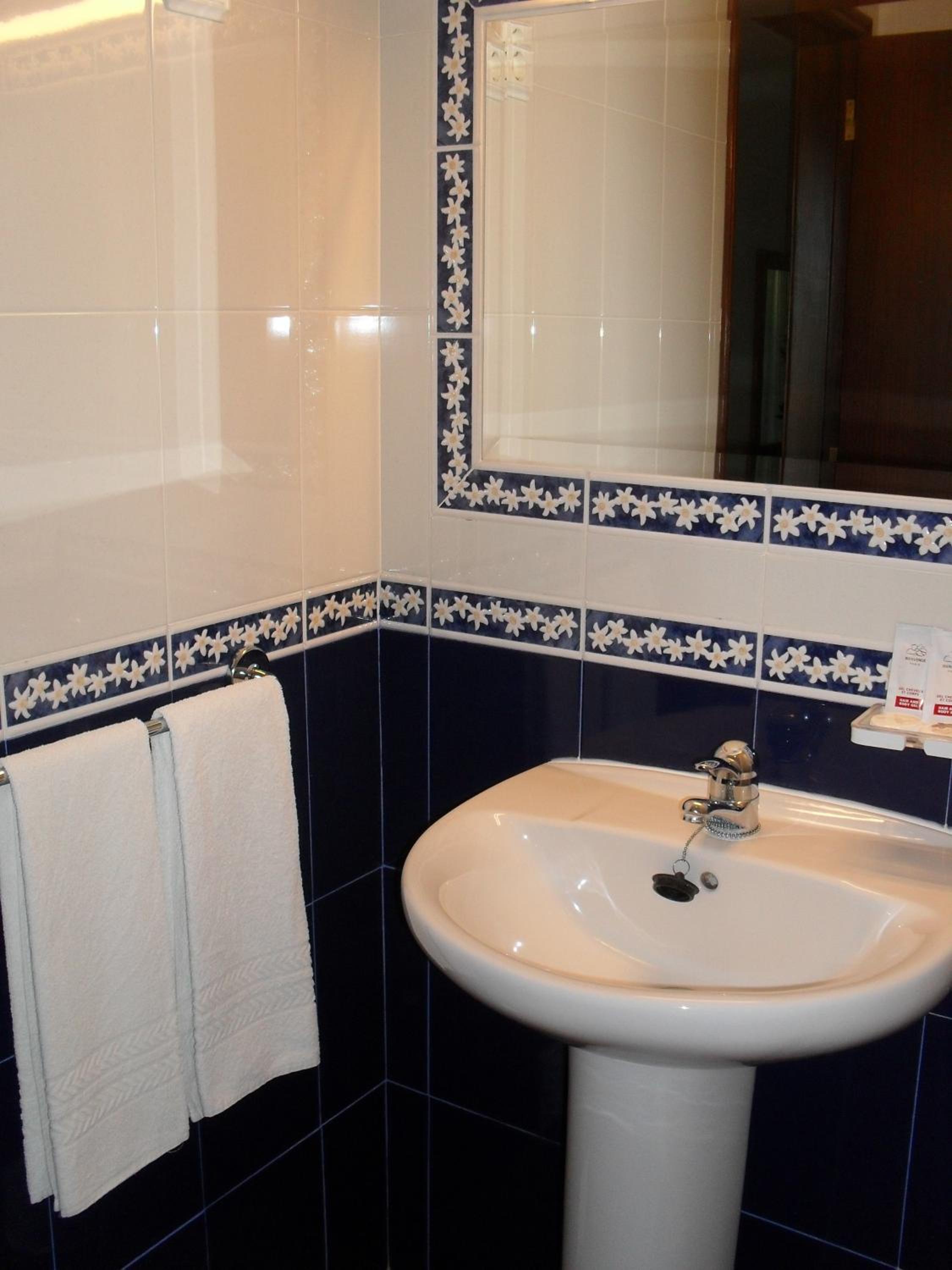 Twin Room with Balcony - Photo 6