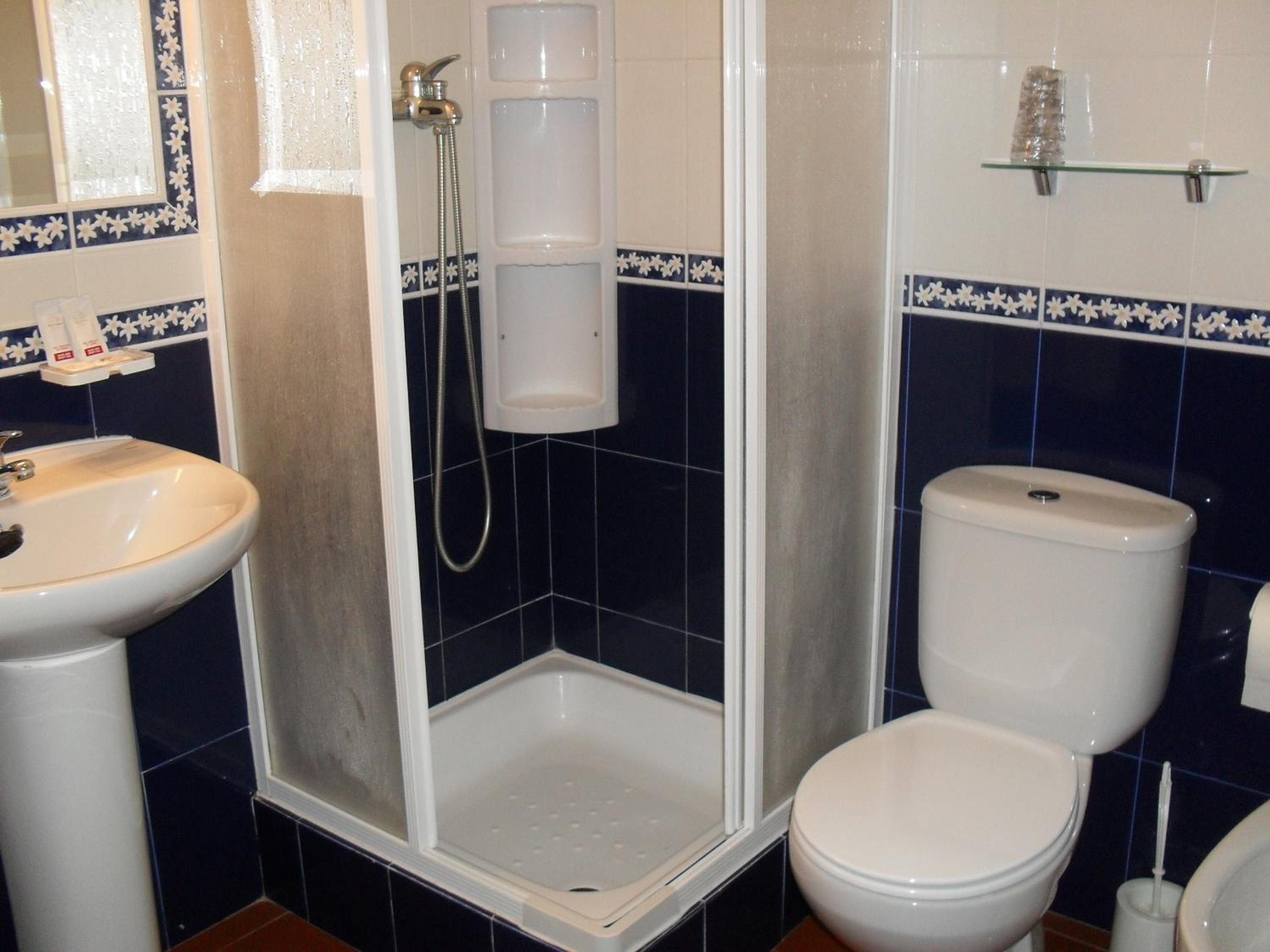 Twin Room with Balcony - Photo 4