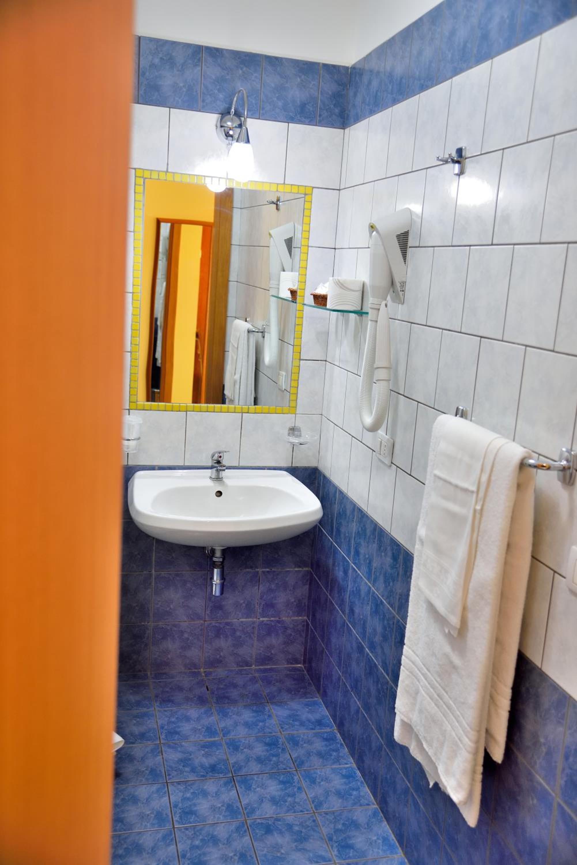 Double Room - Photo 5