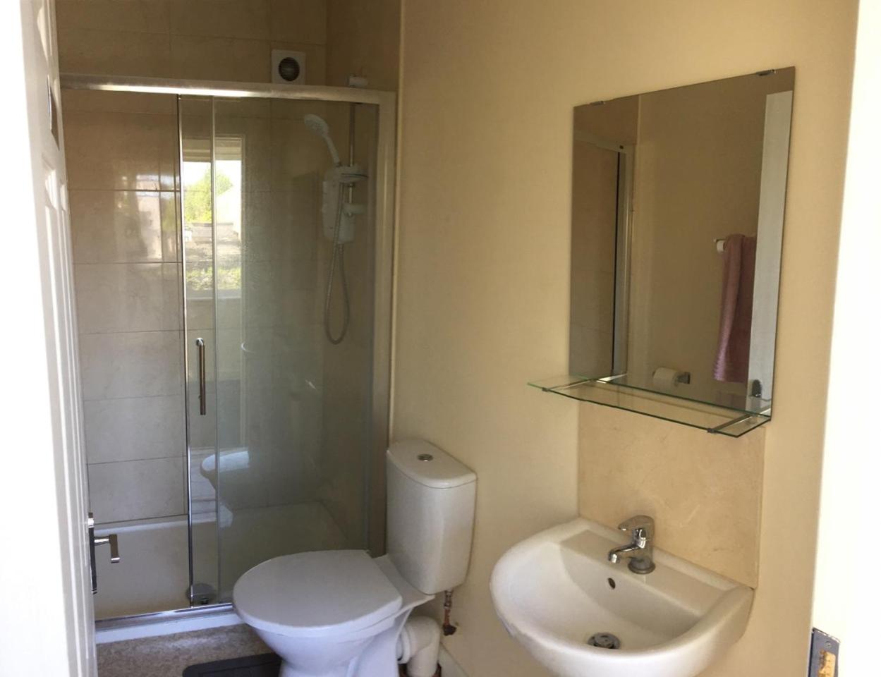 Standard Twin Room With Shared Bathroom