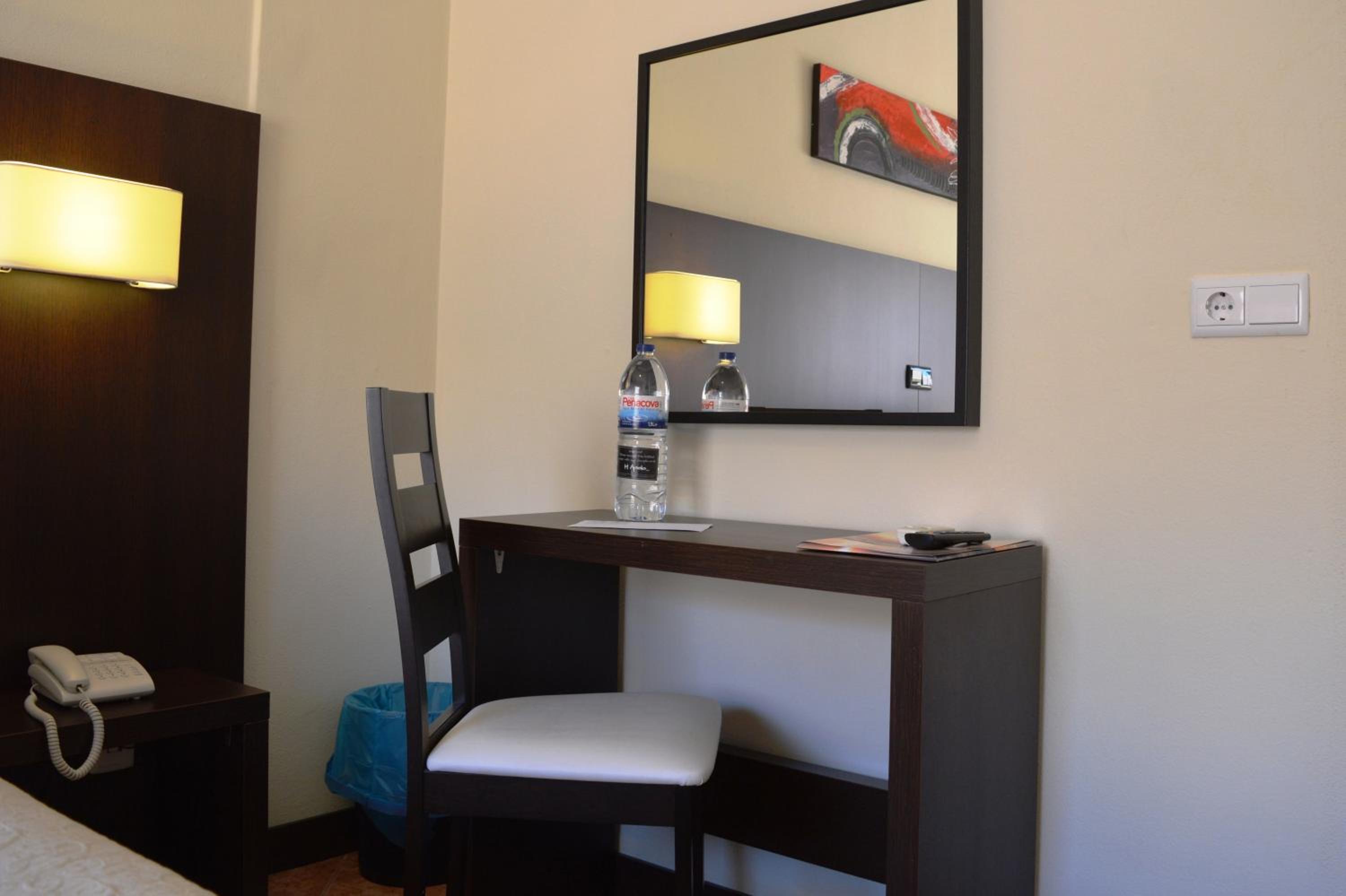 Standard Twin Room - Photo 8