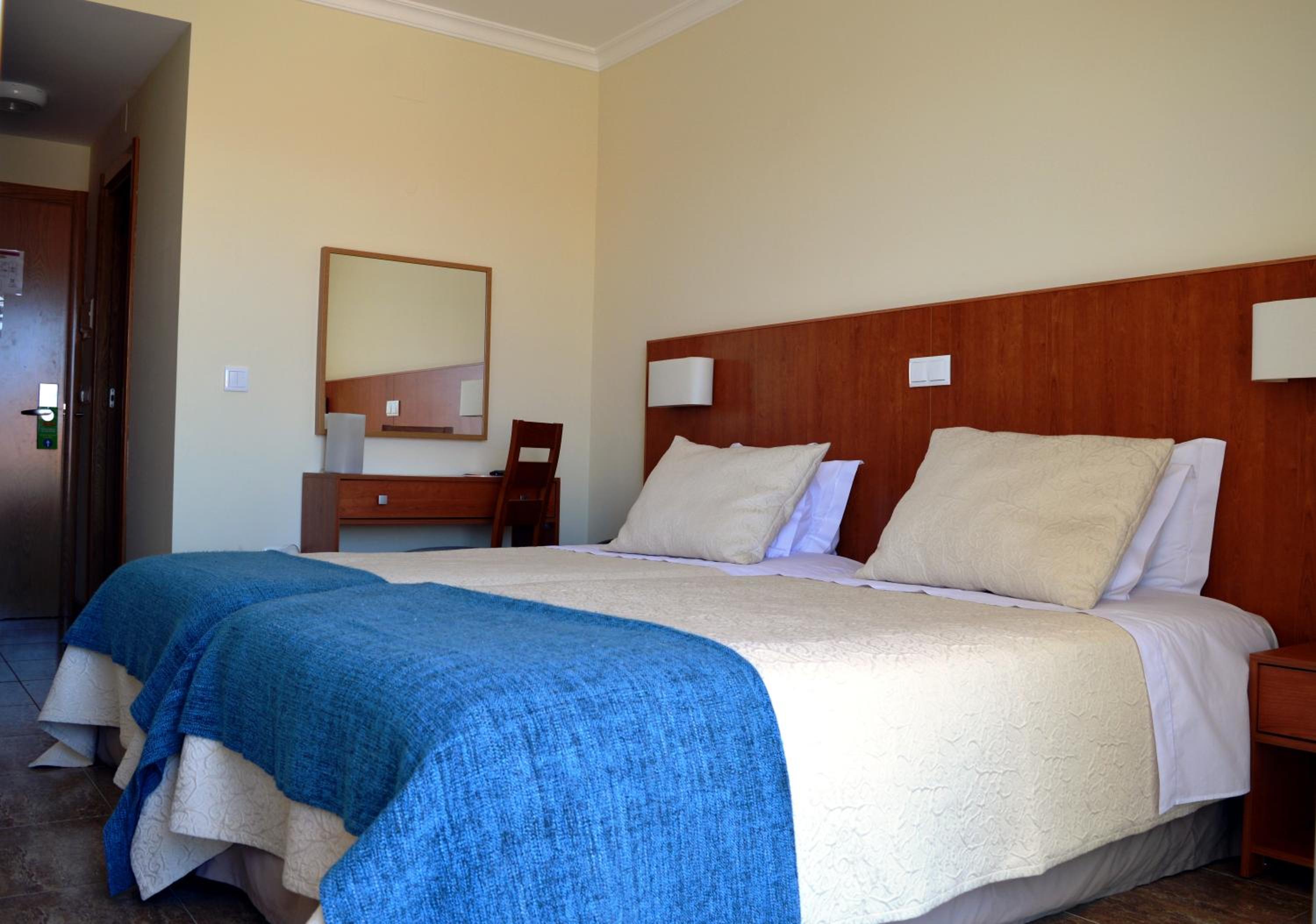 Standard Twin Room - Photo 16