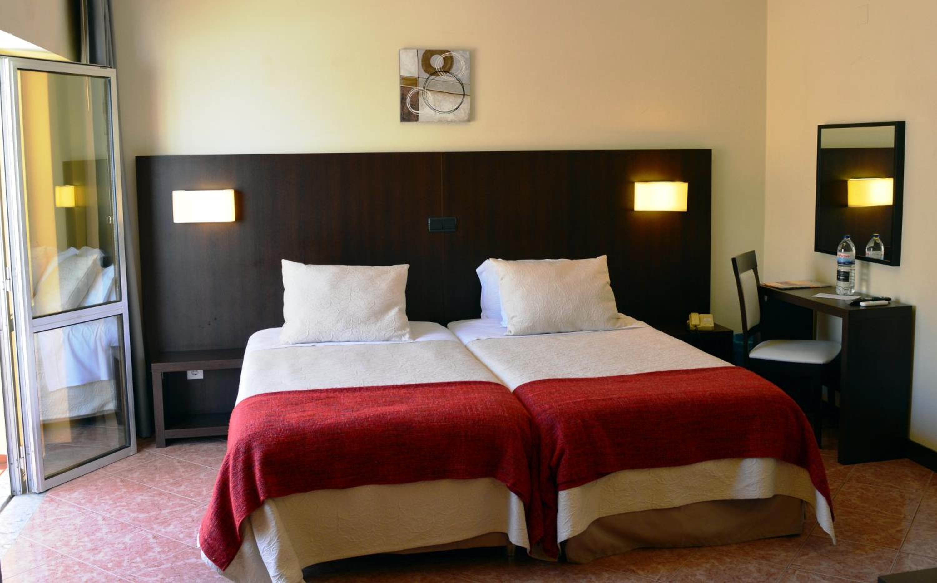 Standard Twin Room - Photo 15
