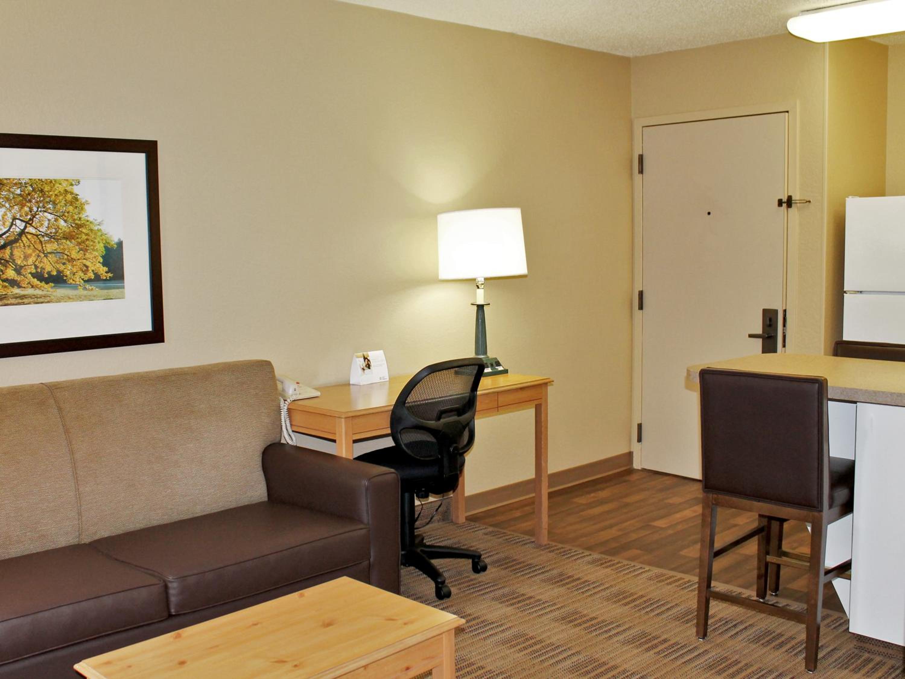 Deluxe Studio with 1 King Bed - Non-Smoking - Photo 6