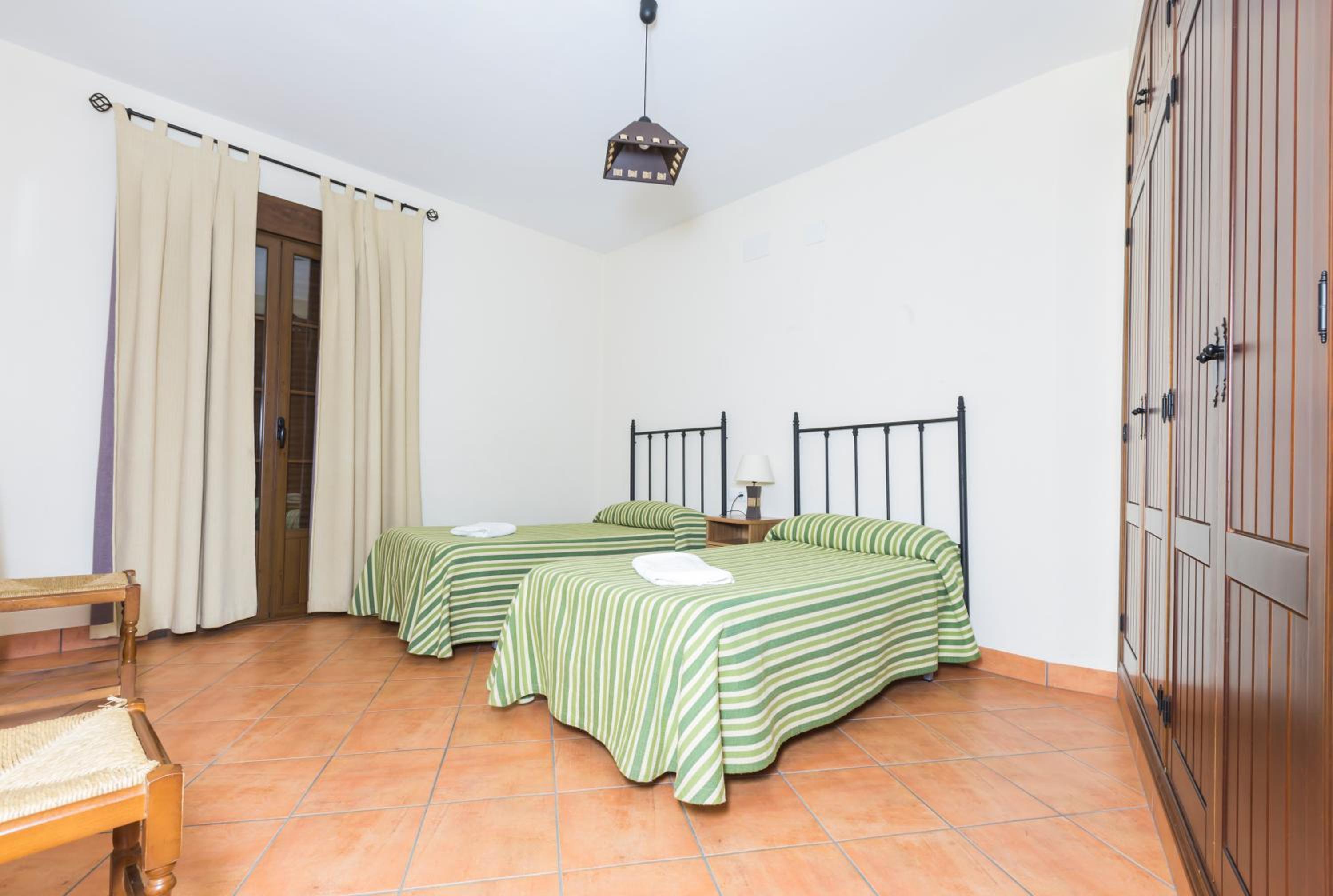Six-Bedroom House photo 2