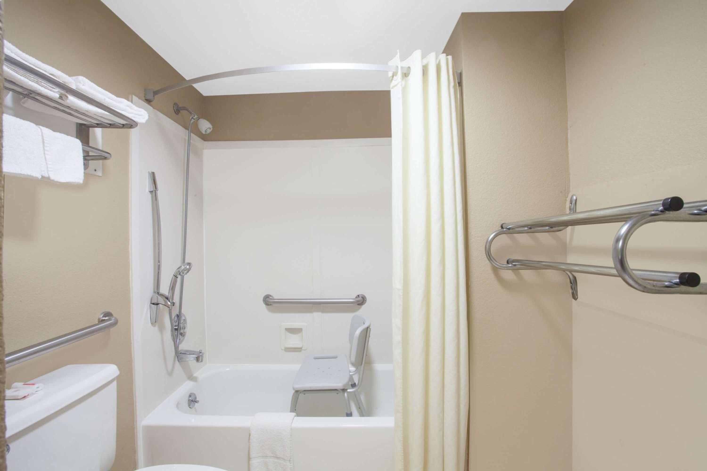 King Room - Mobility Accessible/Smoking - Photo 2