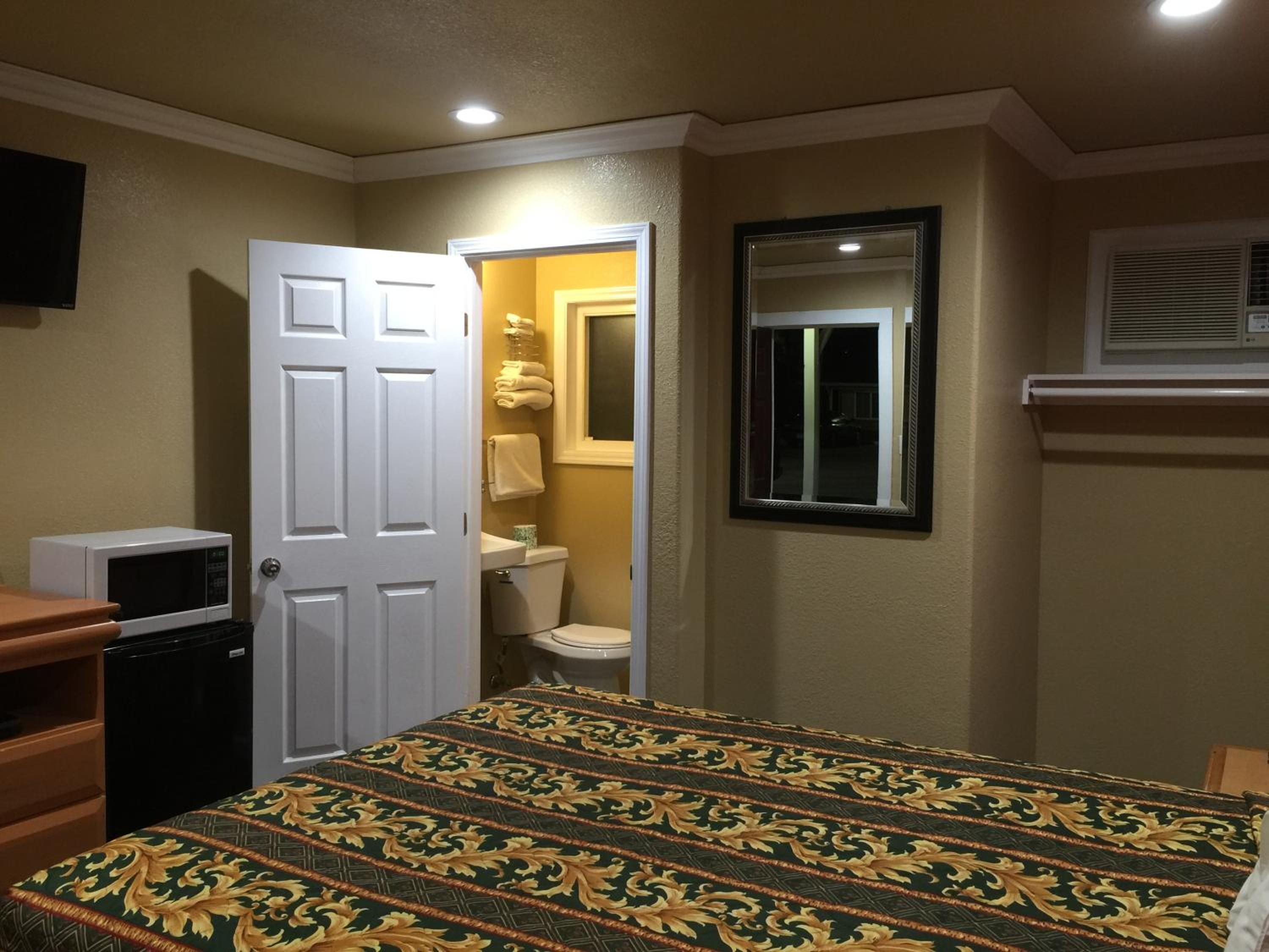 Queen Room - Non-Smoking photo 3