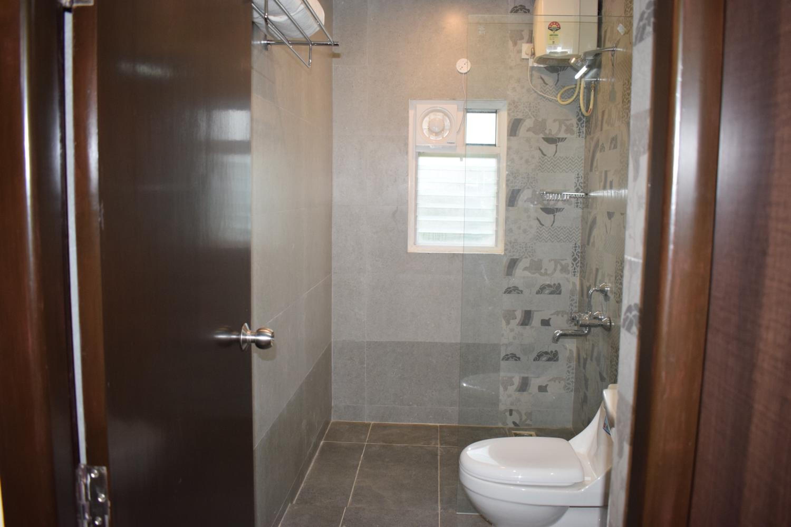 King Room with Balcony - Photo 19