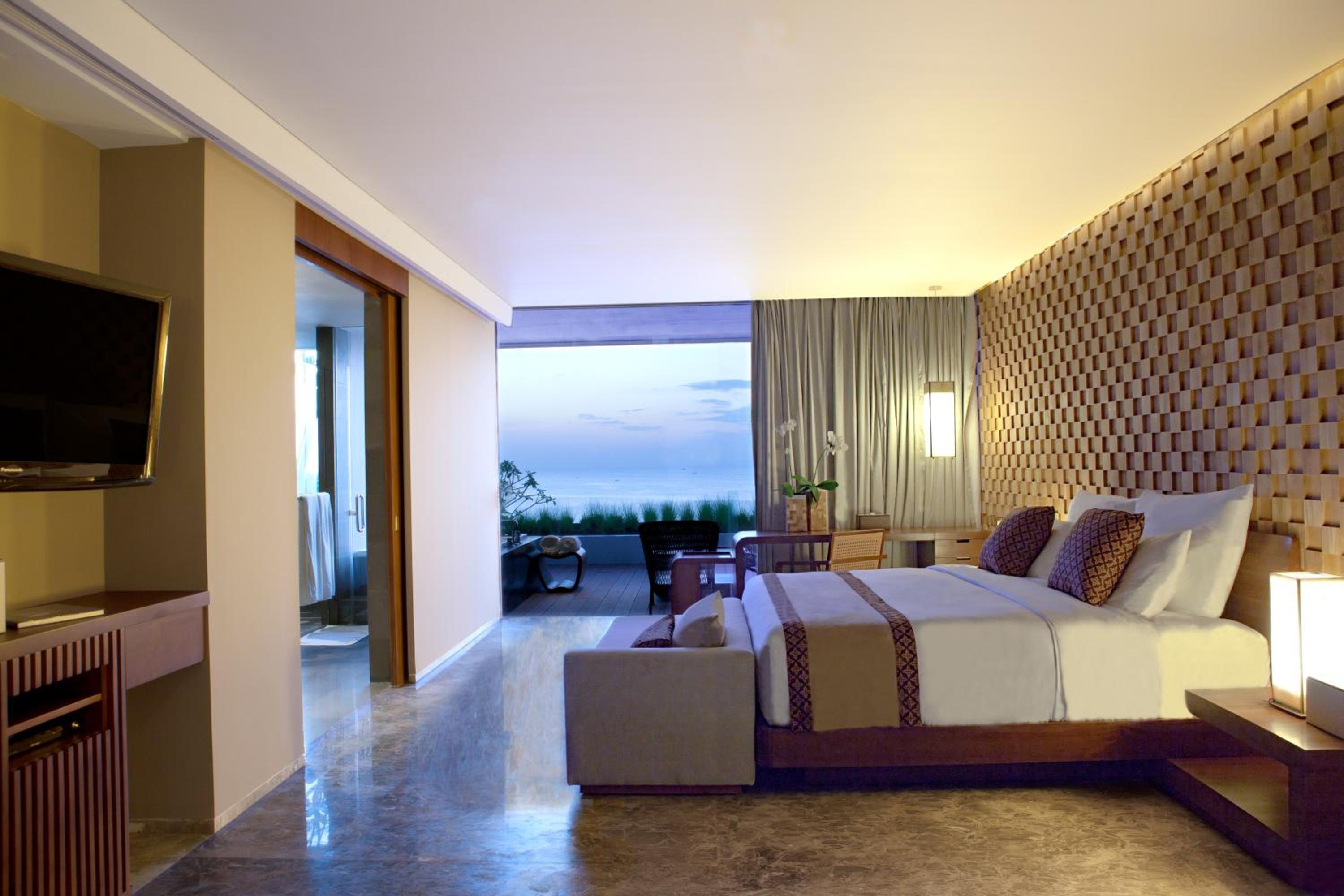Ocean Front Suite with Free Benefits - Photo 2