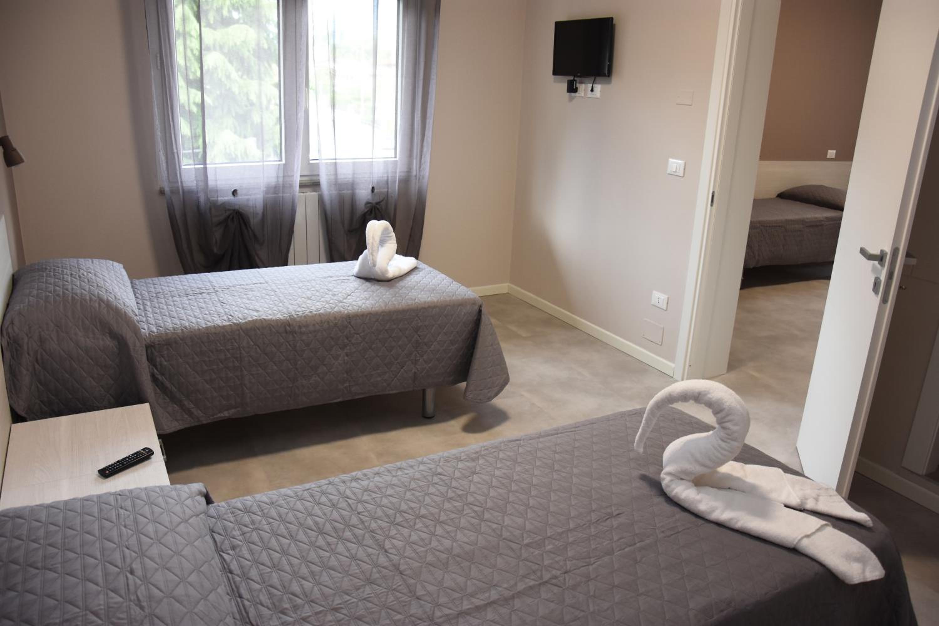 Superior Family Room - Photo 5